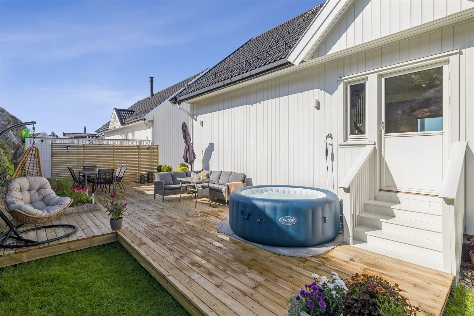 Herlig skjermet og solrik uteplass, perfekt for å underholde venner og familie. Galleribilde