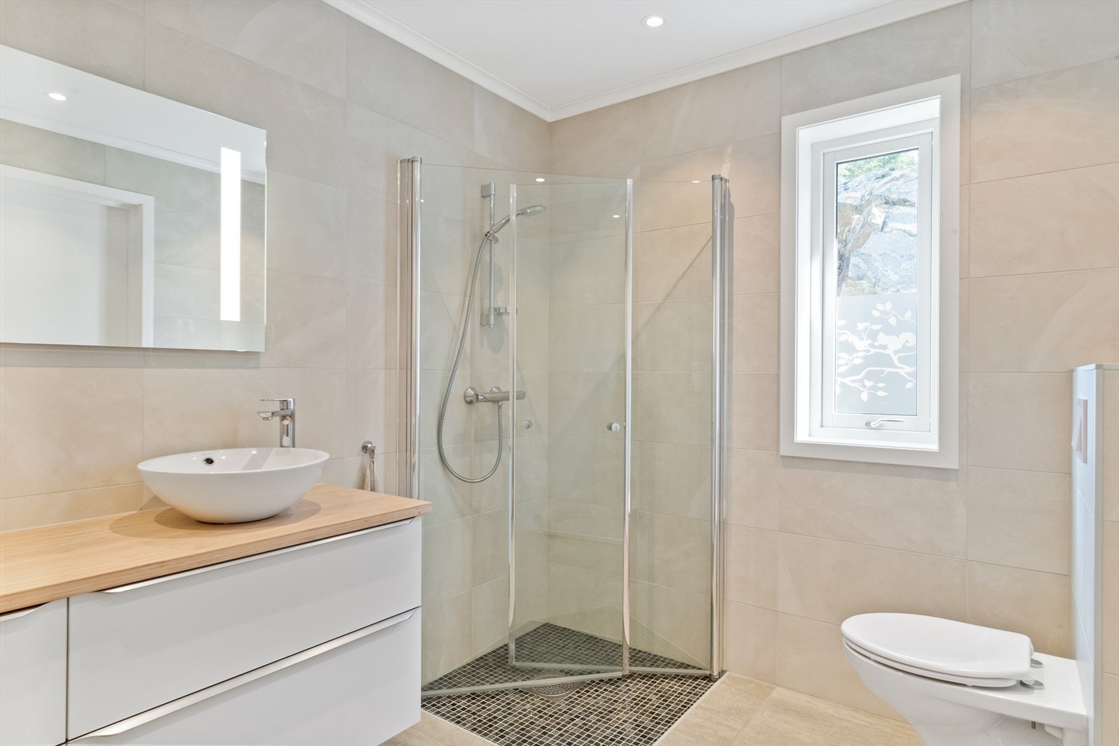 Lekkert flislagt baderom med gulvvarme i første etasje. Galleribilde