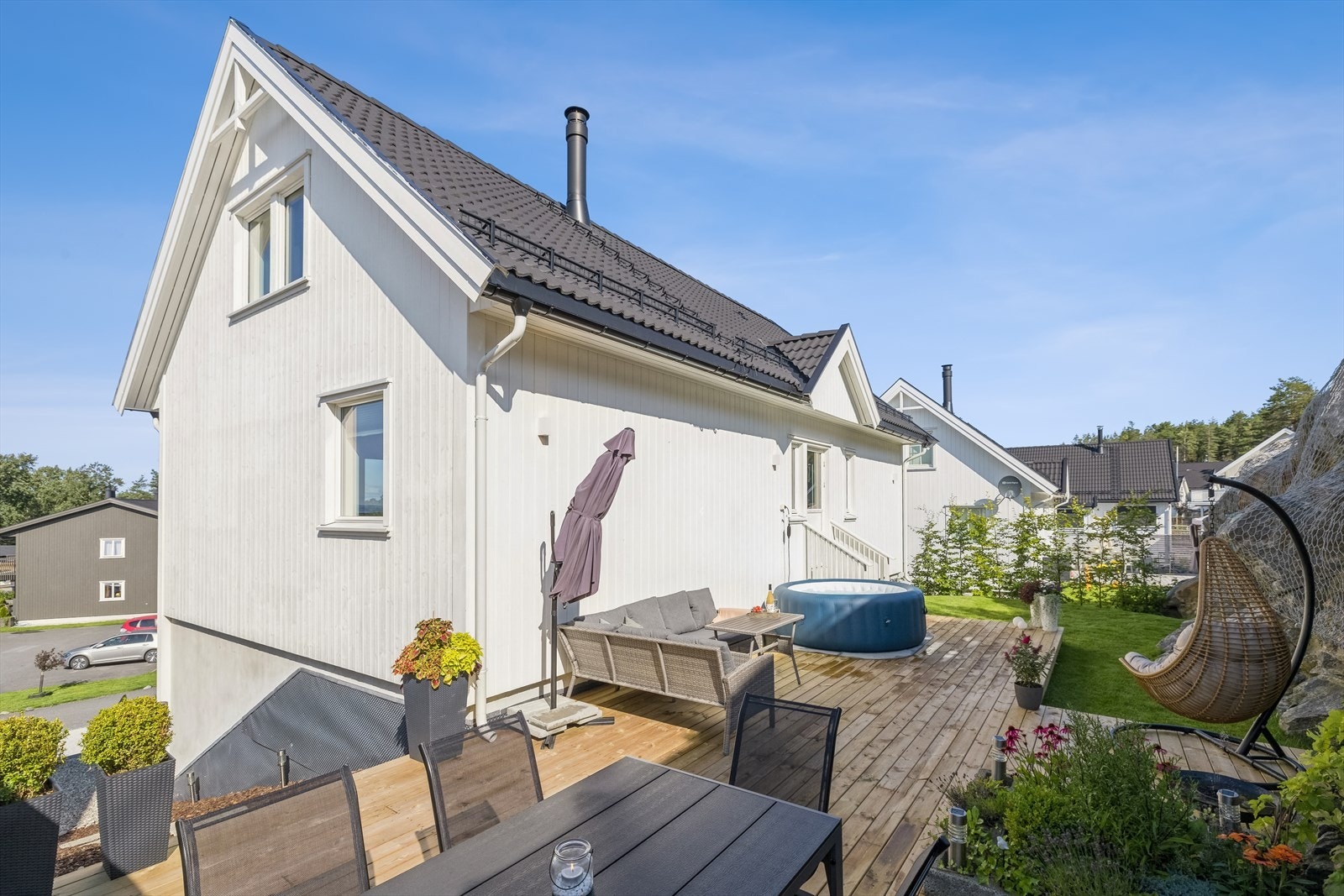 Boligen har flere uteplasser som er fint knyttet sammen og som gjør at du kan flytte deg etter solen hele dagen. Galleribilde