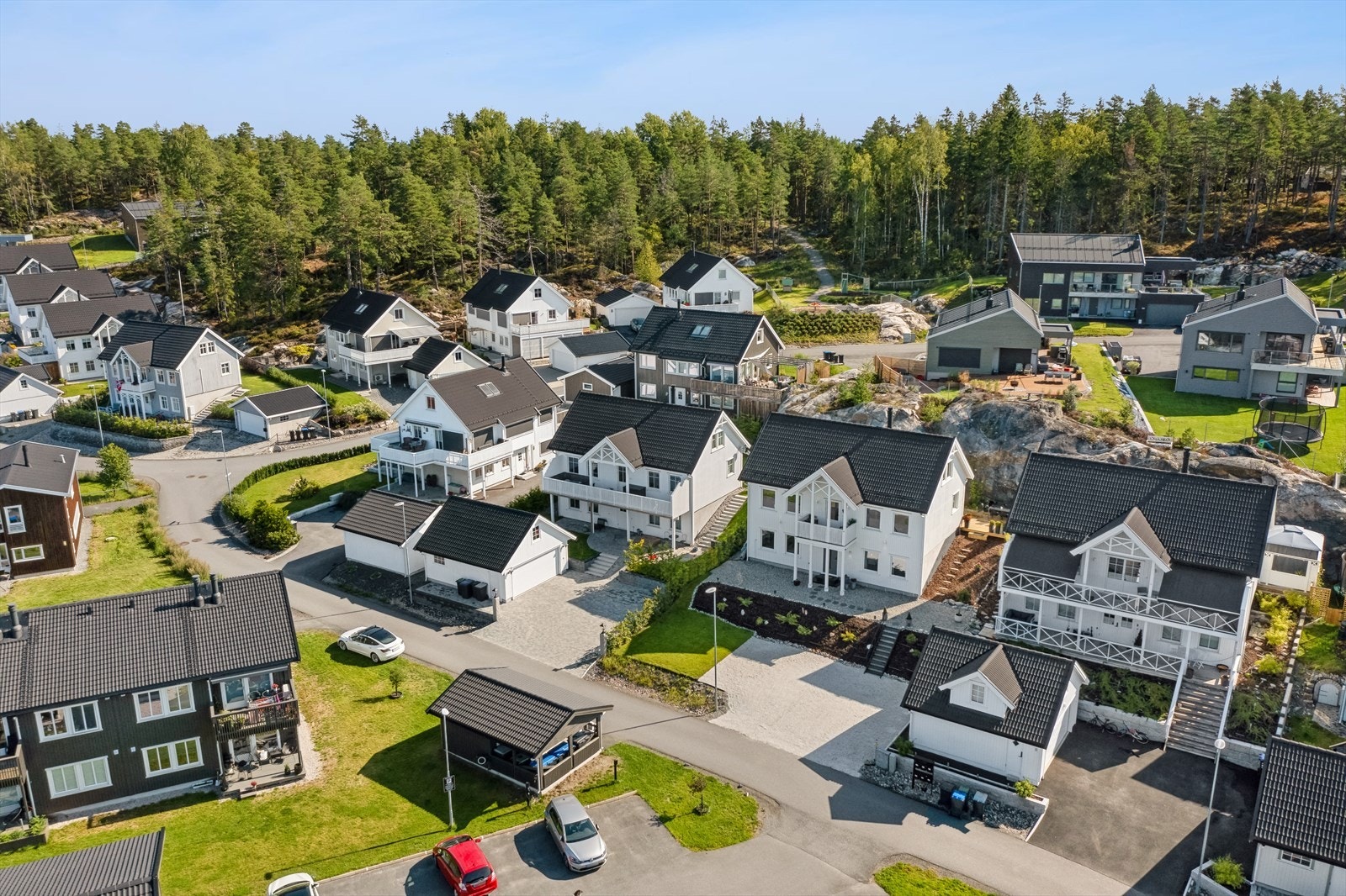 Ny etablert boligområde med flotte tur og rekreasjonsmuligheter både i skogen og ved fjorden. Galleribilde