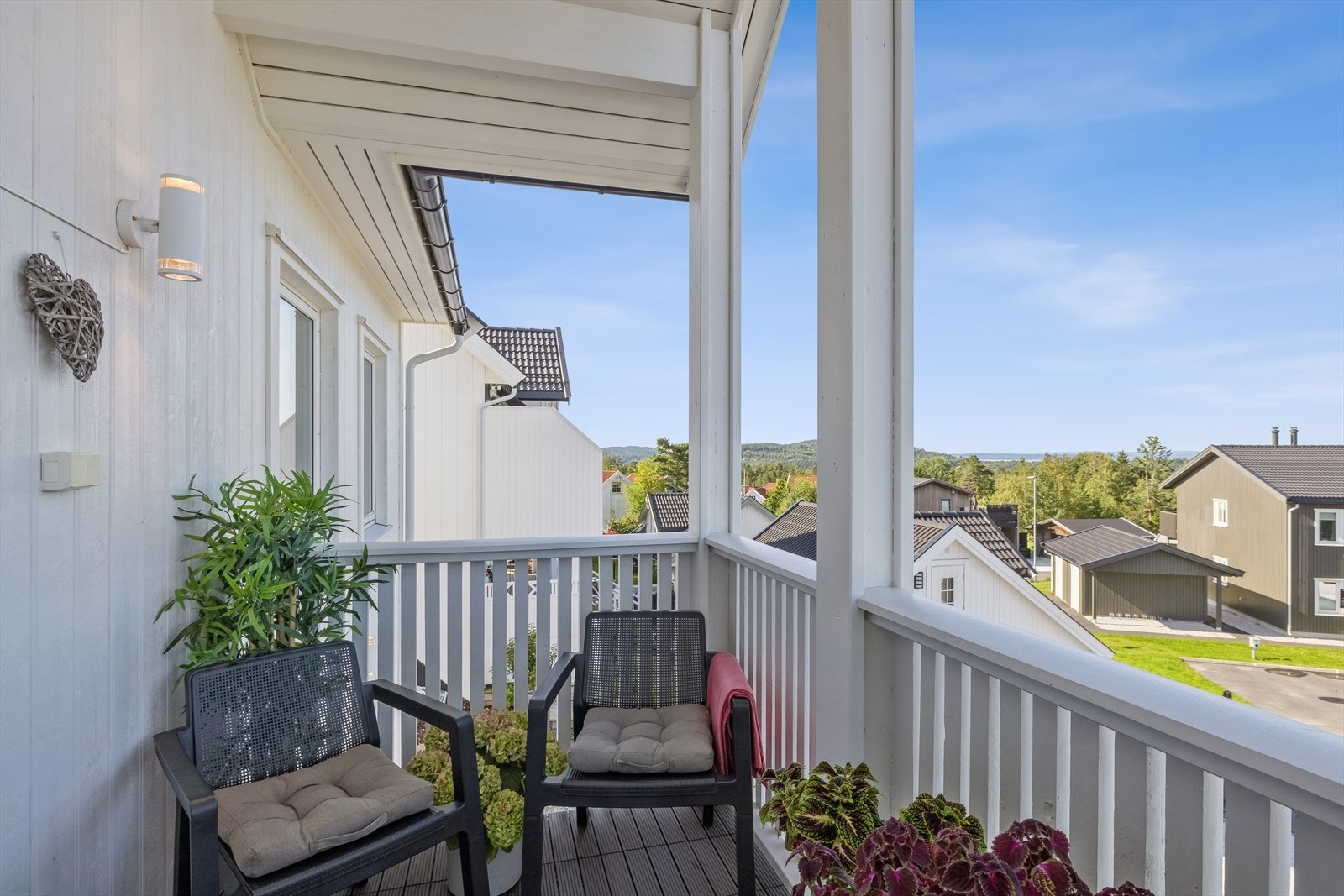 Trivelig overbygd balkong med flott utsikt og kveldssol. Galleribilde