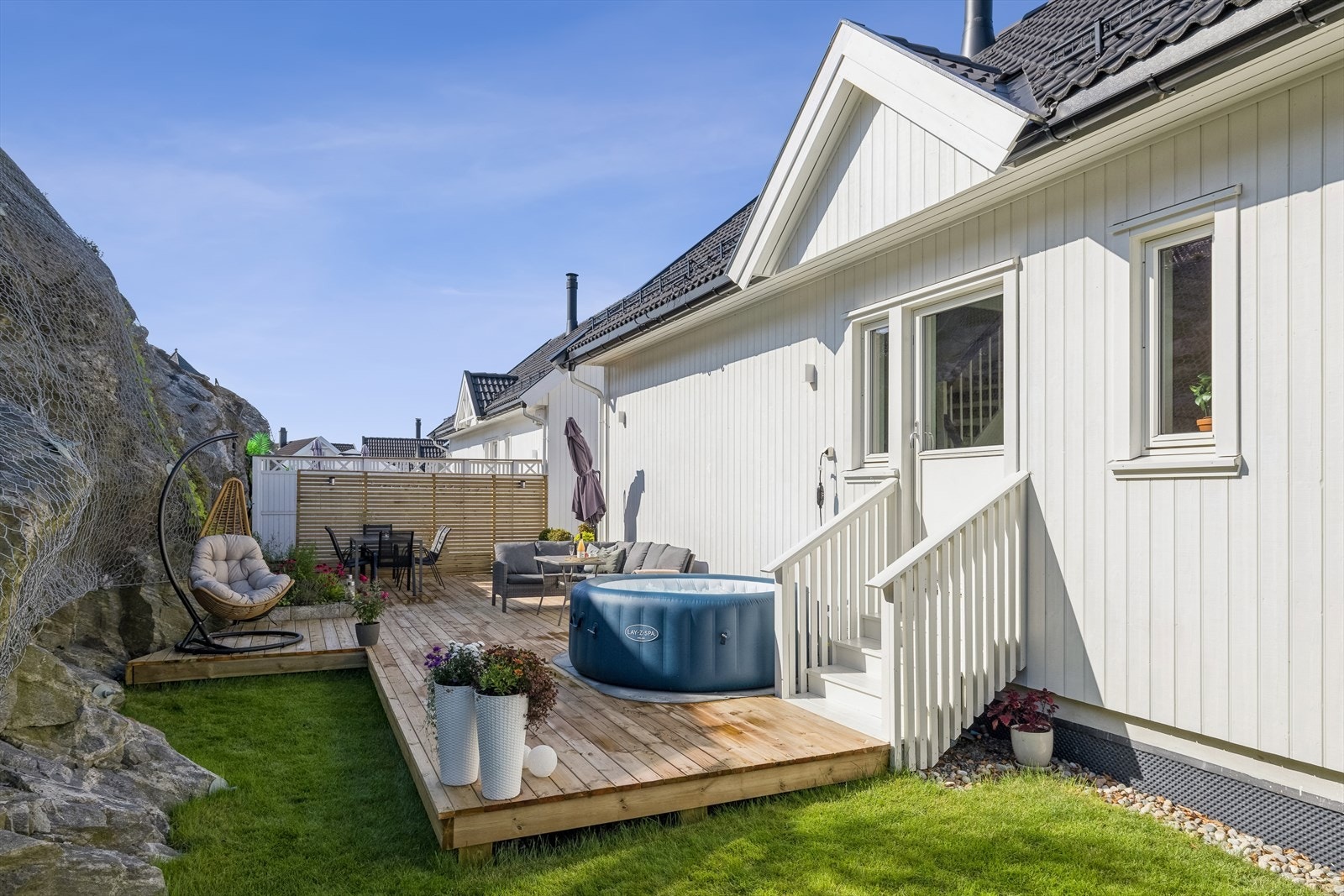 Med utgang fra hovedetasjen har man en skjermet og usjenert "oase" med sol fra tidlig morgen til kveld. Galleribilde