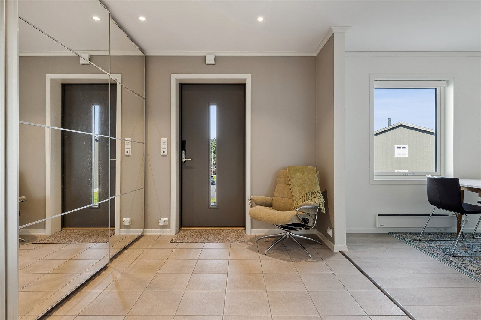 Det er stor skyvedørsgarderobe i hallen. Galleribilde