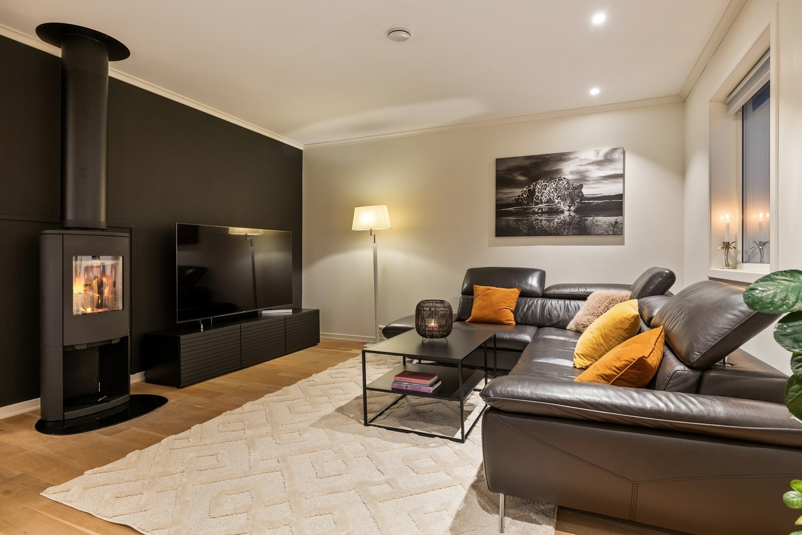 Det er god og naturlig plass for salong med tilhørende møblement. Vedovnen gir en lun og energieffektiv oppvarming. Galleribilde