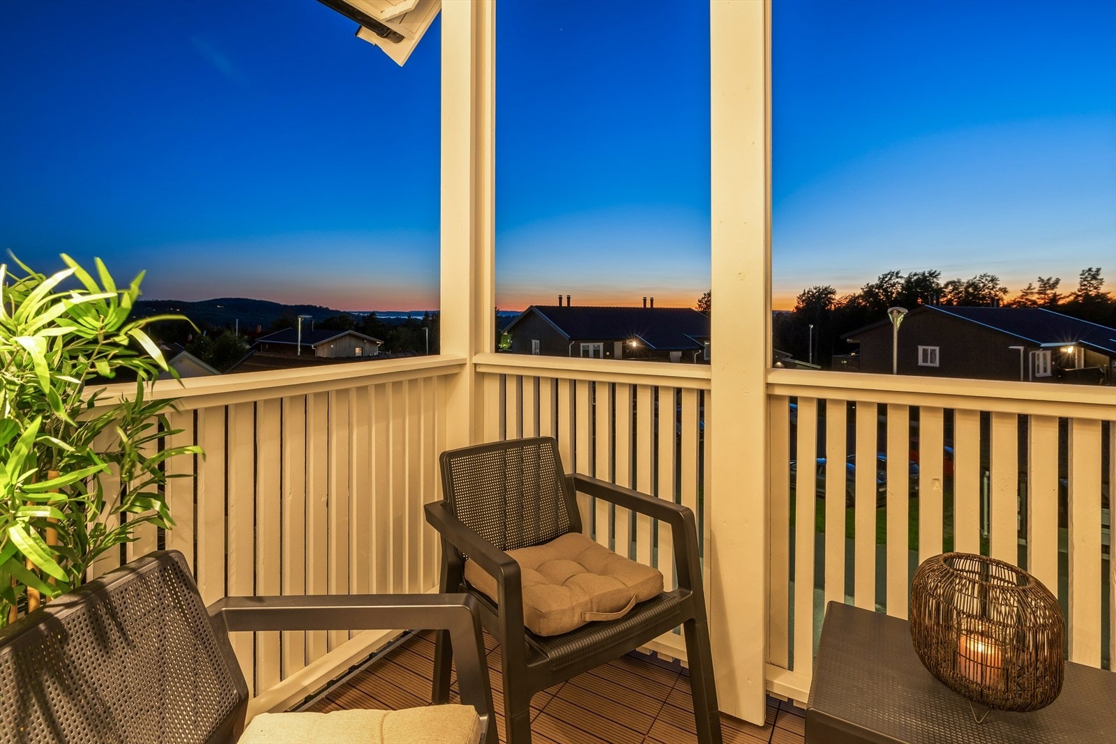 Fra stuen er det utgang til trivelig balkong med sol til cirka 22.30 og flott utsikt! Perfekt for å koble helt av i en travel hverdag. Galleribilde
