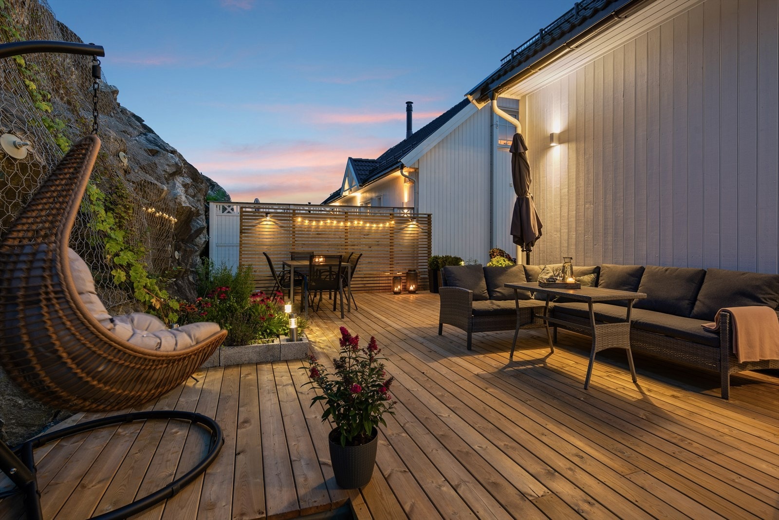 Flott opparbeidet og skjermet uteplass med sol fra tidlig morgen til sen kveld. Galleribilde