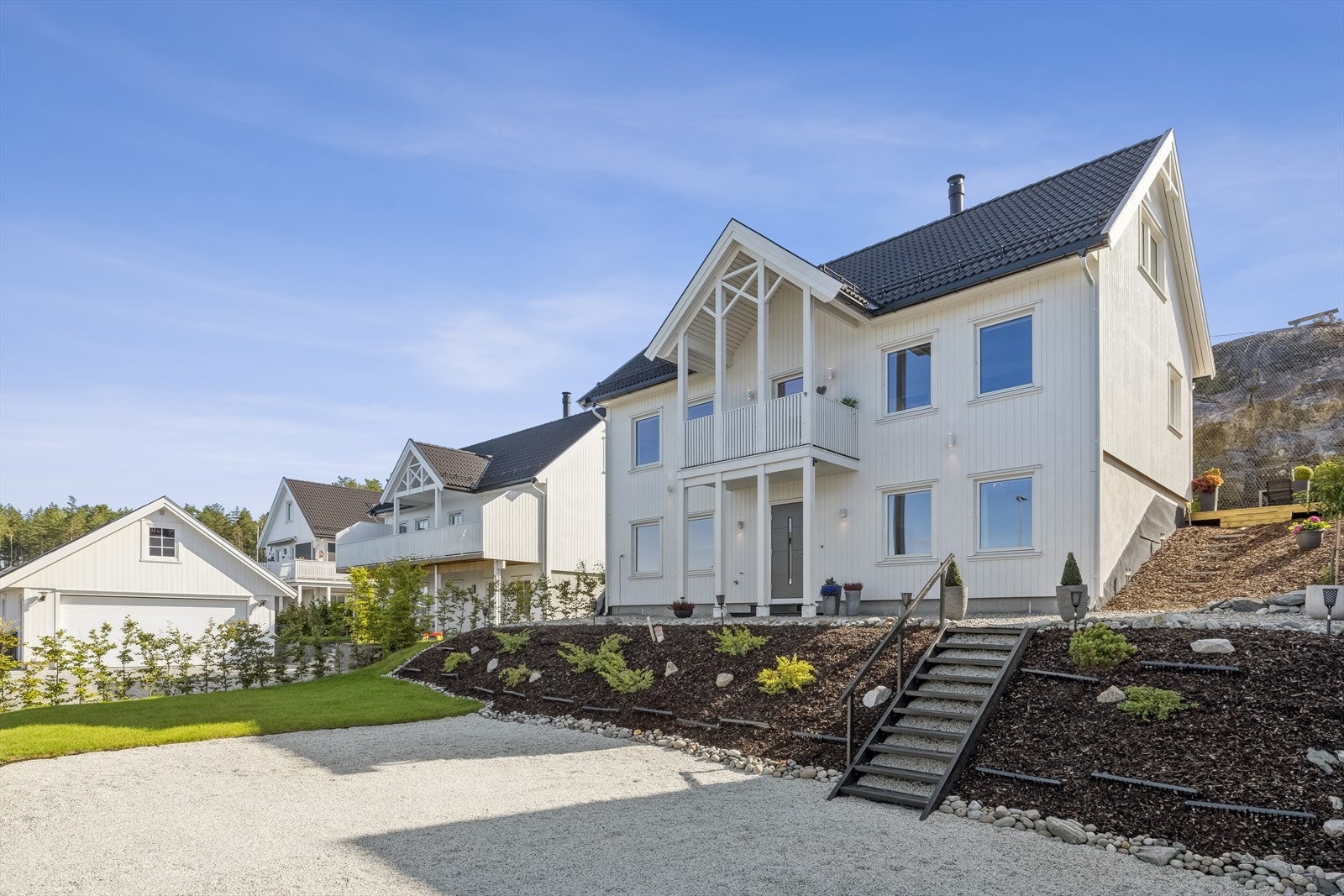 Fasade med parkeringsplasser. Det er avsatt plass til oppføring av garasje. Galleribilde