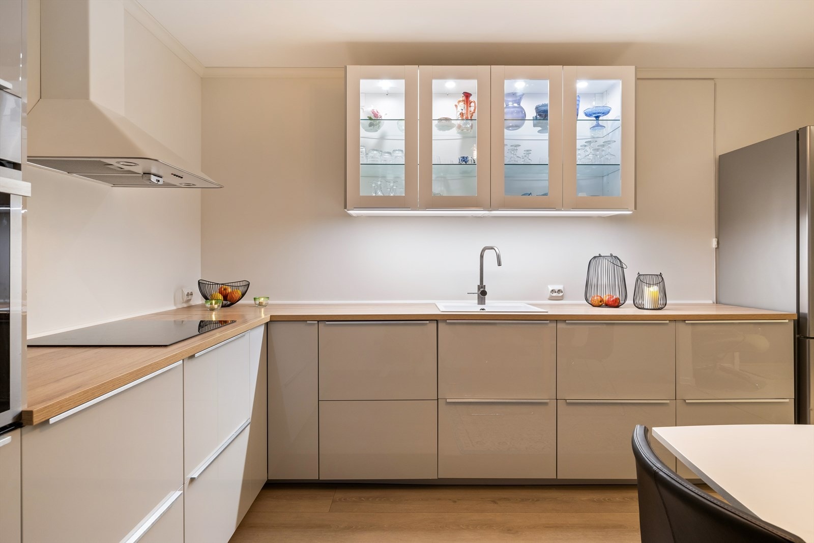 Lekker innredning med intergrert platetopp, komfyr og oppvaskmaskin. Galleribilde