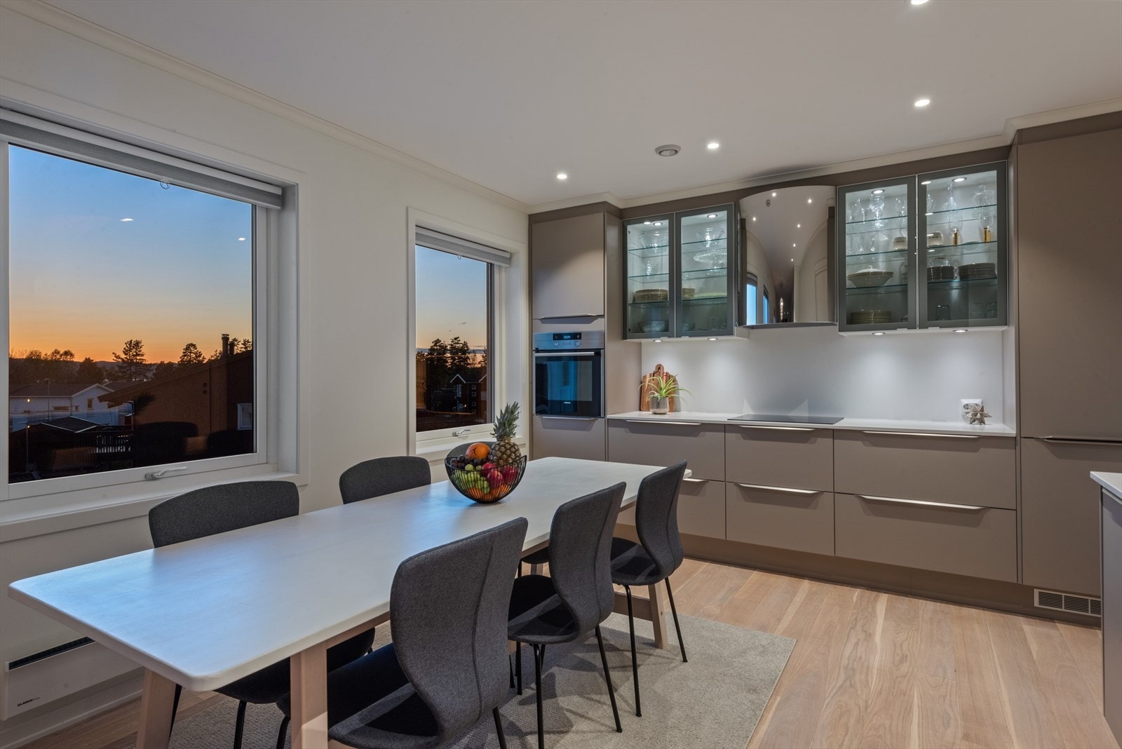 Det er god plass for spisestue i tilknytning til kjøkkenet. Kombinasjonen med de store vindusflatene og spottene gir rommet et behagelig lys og en fin atmosfære. Galleribilde