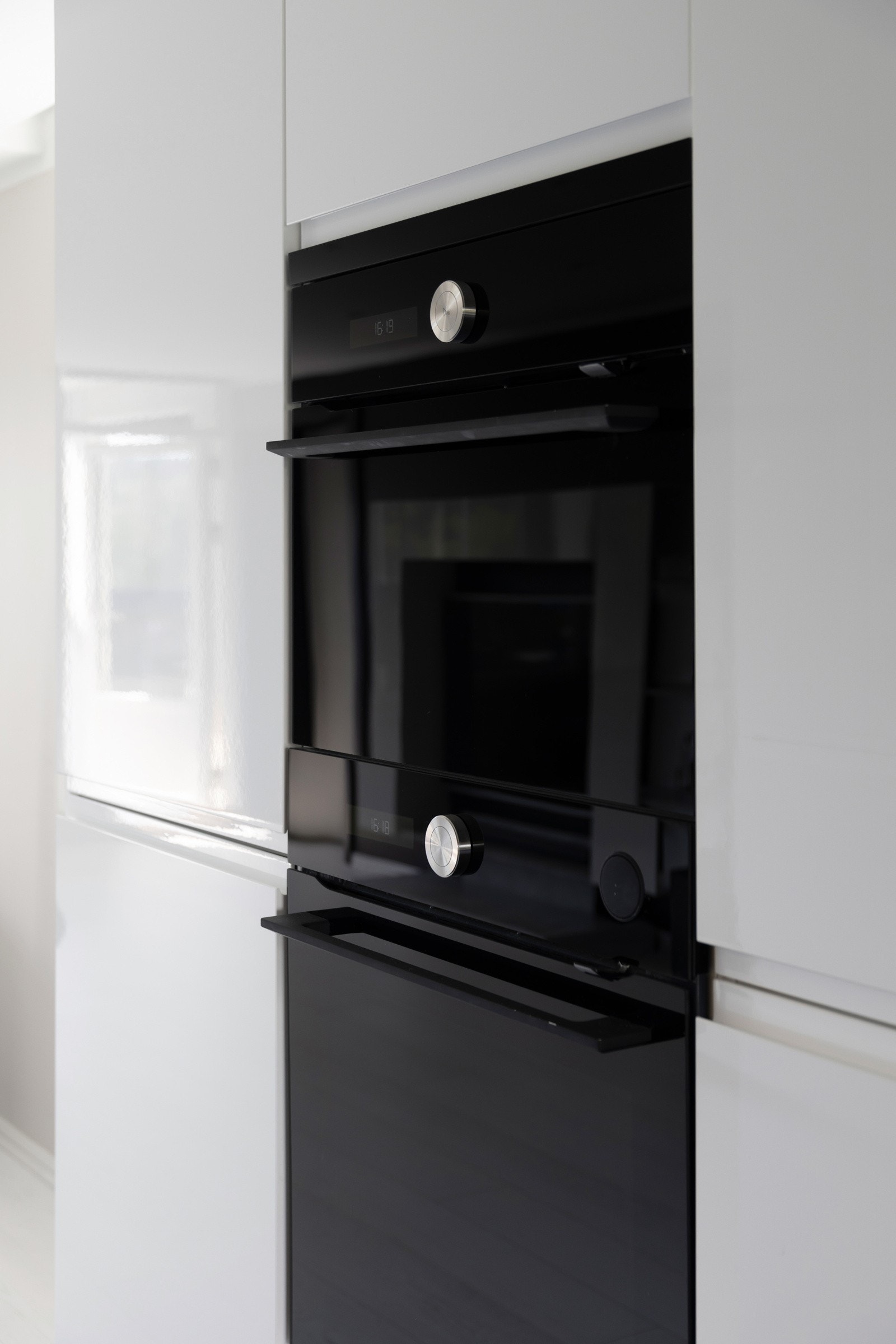 Her får man et smart og moderne utformet kjøkken som tilbyr rikelig med skap- og benkeplass for matlaging samt som du får praktiske oppbevarings muligheter av kjøkkenredskaper. Galleribilde