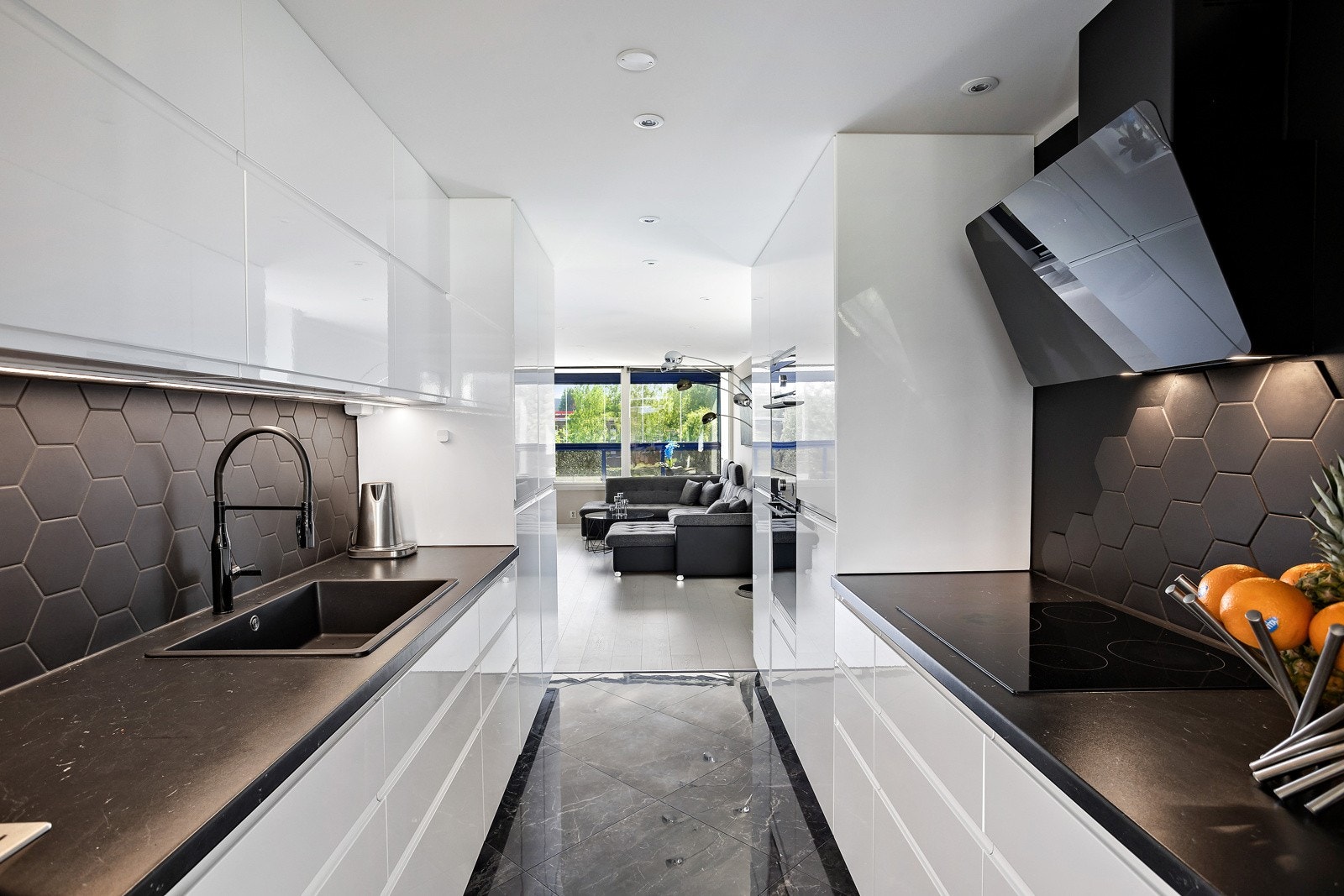 I åpen løsning mot stuen finner du et flott IKEA kjøkken fra 2021, perfekt for å varte opp gjester! Galleribilde