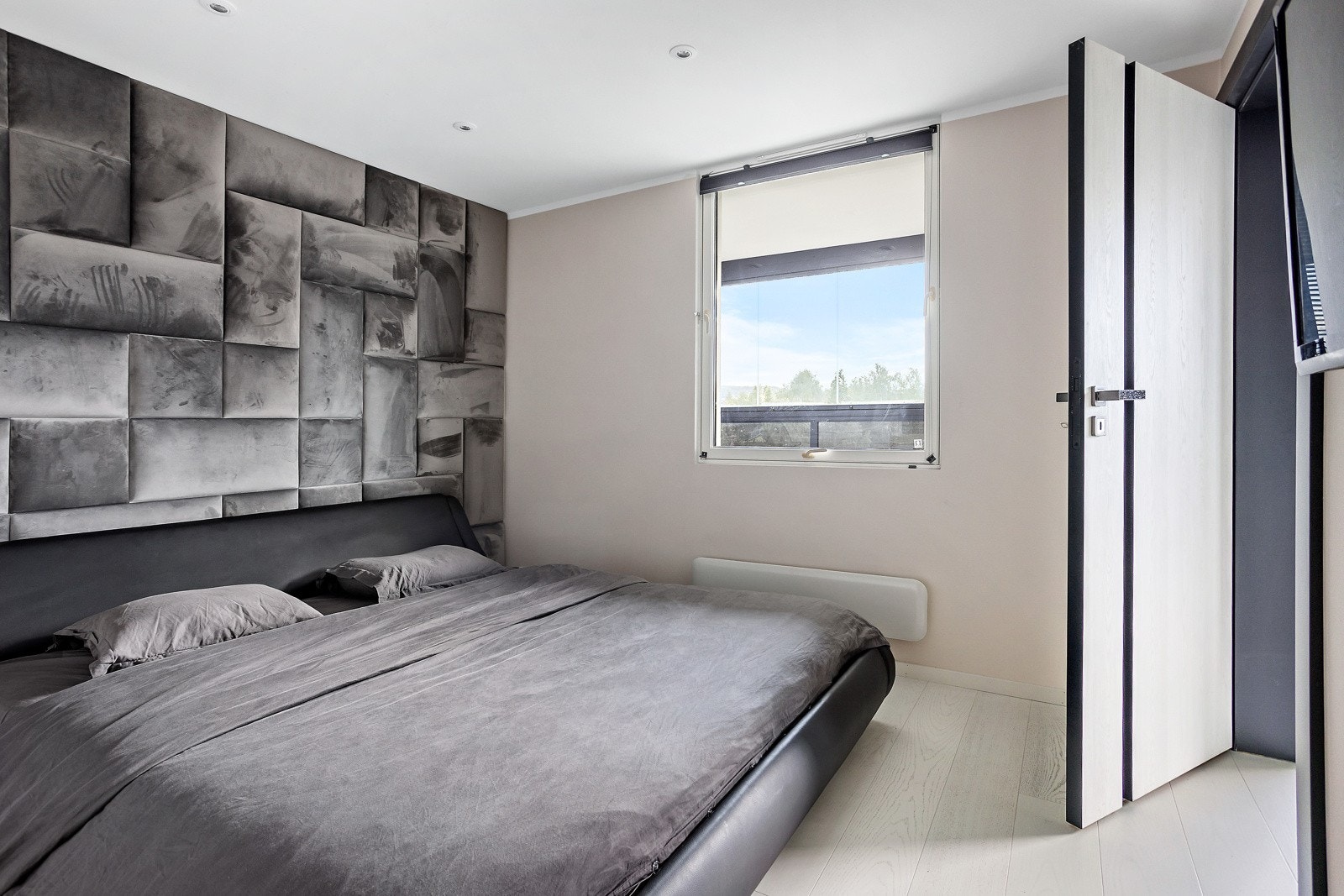 Hovedsoverommet er svært romslig og byr på god plass til dobbeltseng med tilhørende nattbord samt øvrig soveromsmøblement. Galleribilde