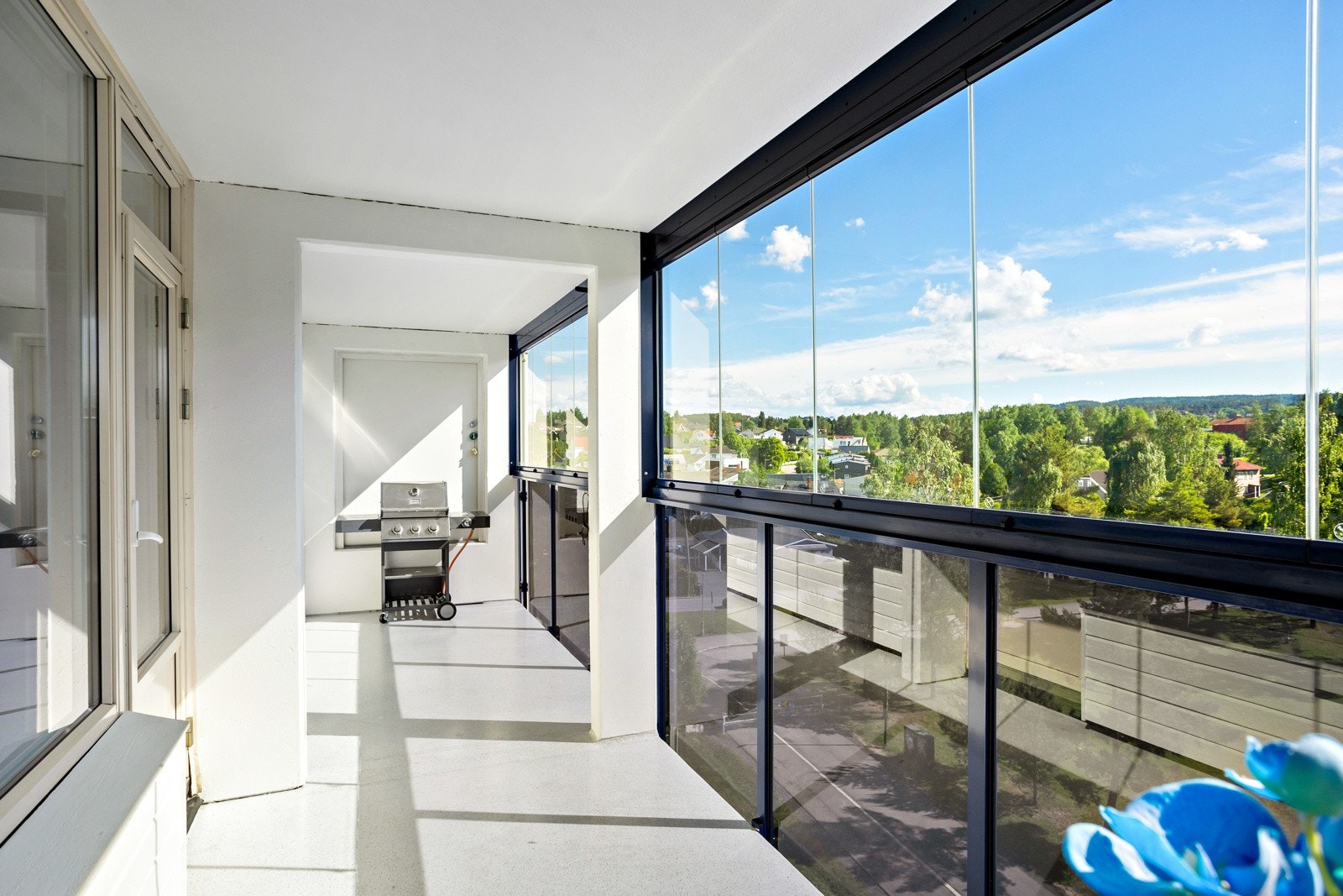 Balkongen er sydvendt, hvilket gir svært gode solforhold. Ikke minst får du hyggelig utsyn over fellesområdet fra toppetasjen med ingen gjenboere. Galleribilde