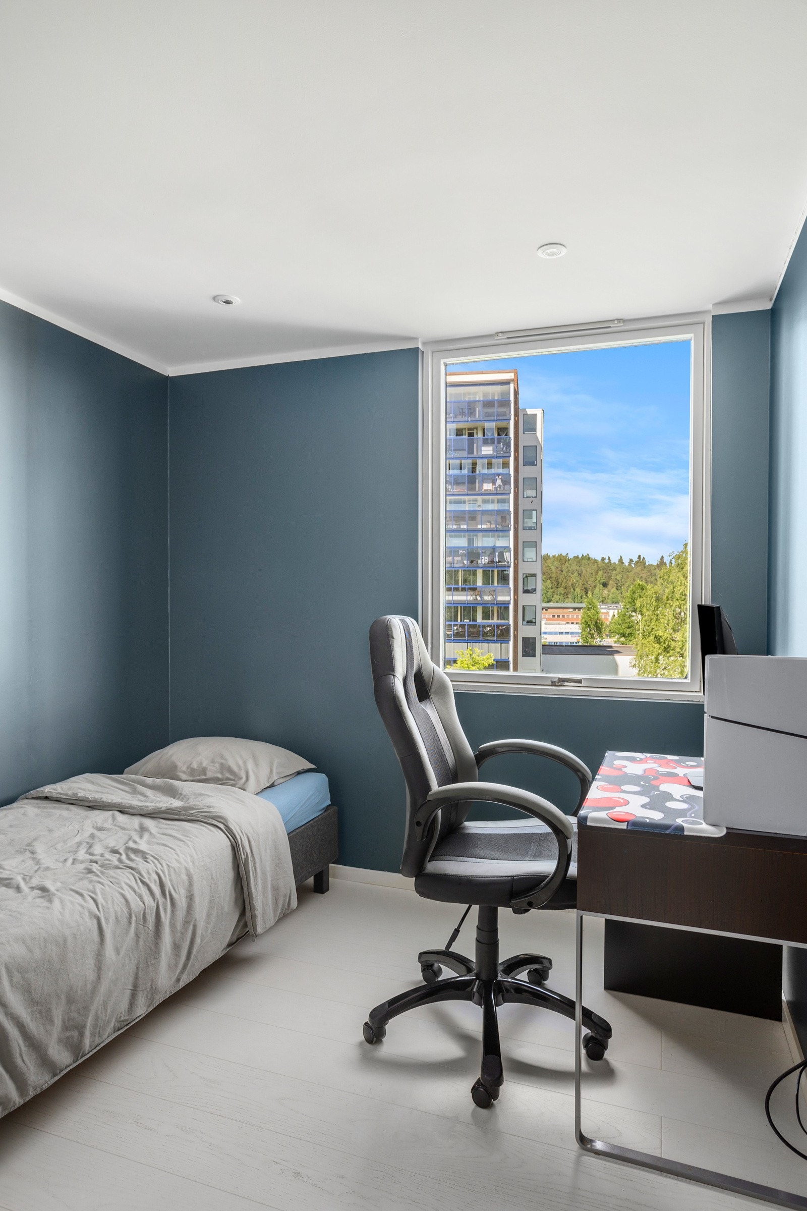 Soverom nr. 2 har også god plass til seng og skrivebord. Galleribilde