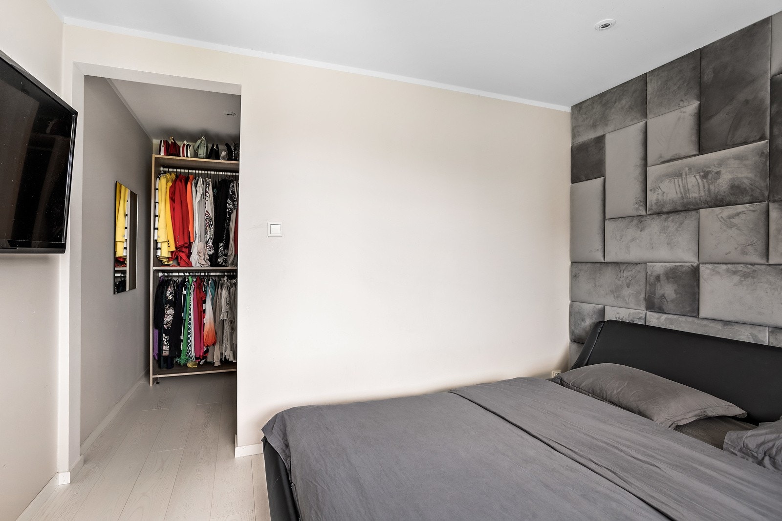 Legg merke til kontrastveggen som består av en putevegg som gir rommet et ekstra løft. Her er det også et stort vindu som sørger for godt med lysinnslipp. Galleribilde