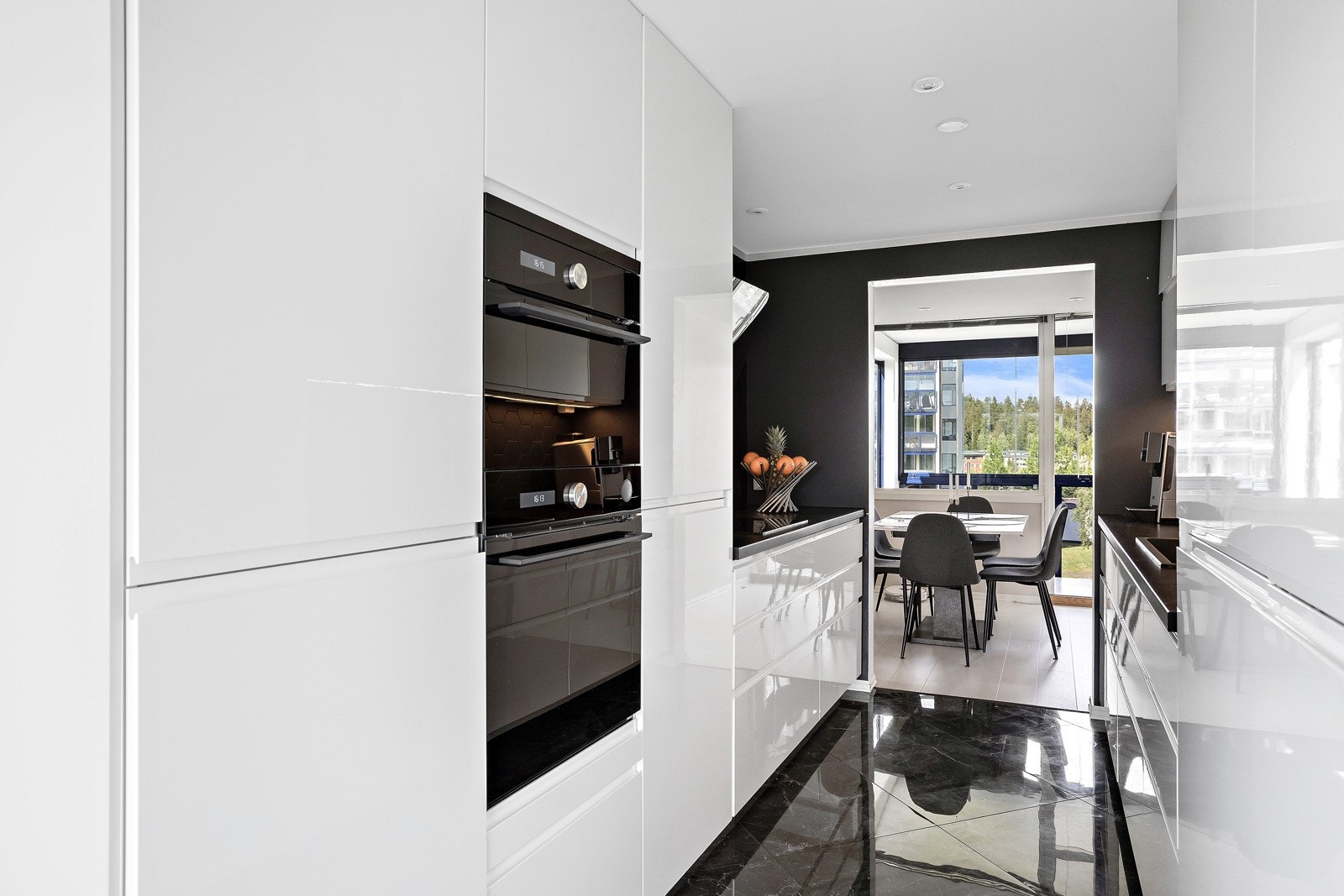 Kjøkkeninnredningen består av glatte fronter med laminert benkeplate, samt integrerte hvitevarer. Galleribilde