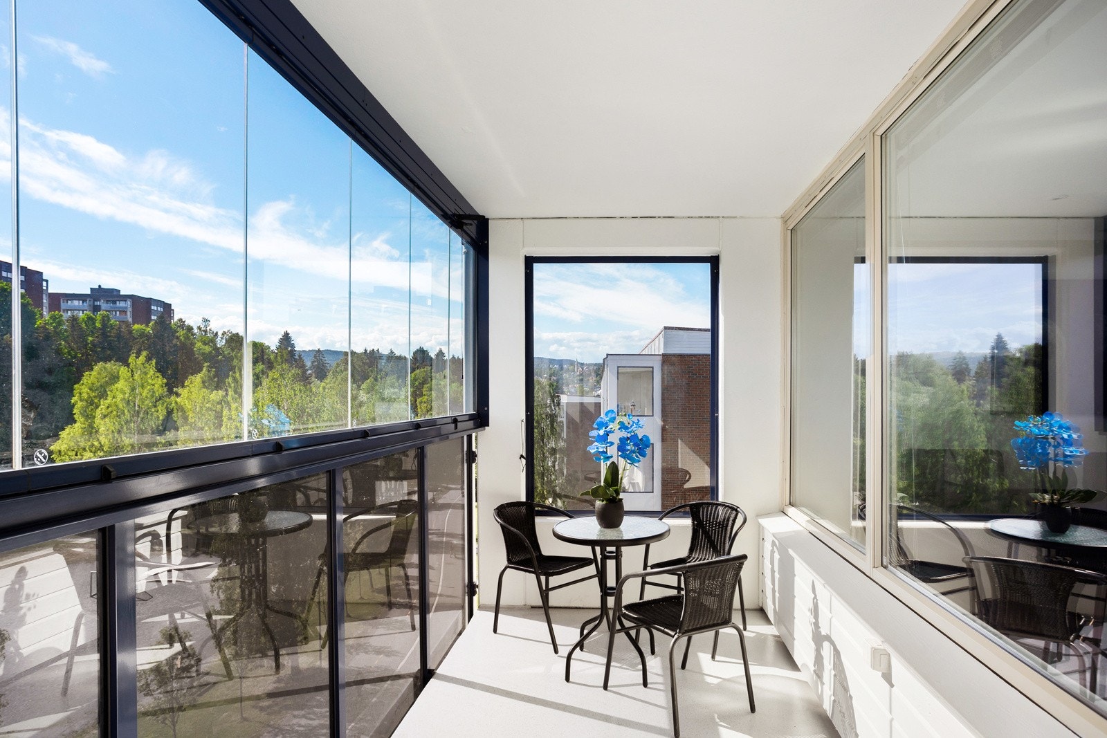 På varme sommerdager blir det naturlig å åpne opp balkongdøren! Fra stuen har du utgang til en nyoppgradert innglasset balkong på 13 m². Balkongene ble rehabiliert i regi av borettslaget i 2023. Galleribilde