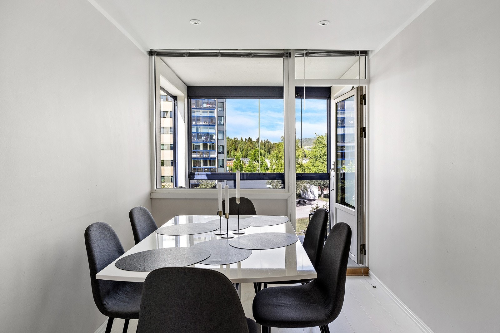 I tilknytning til kjøkkenet er det plass til en spisestue. Her er det plass til en stor spisegruppe slik at man får mer utnytte av arealet i stua. Galleribilde