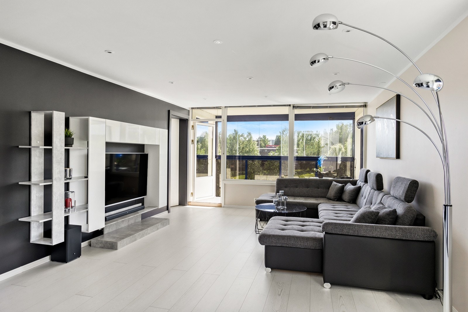 Gulvflatene i leiligheten er belagt med parkett samt. fliser. Det er også montert downlights i alle rom. I tillegg er det satt inn pene detaljerte innerdører med glassfelt. Galleribilde