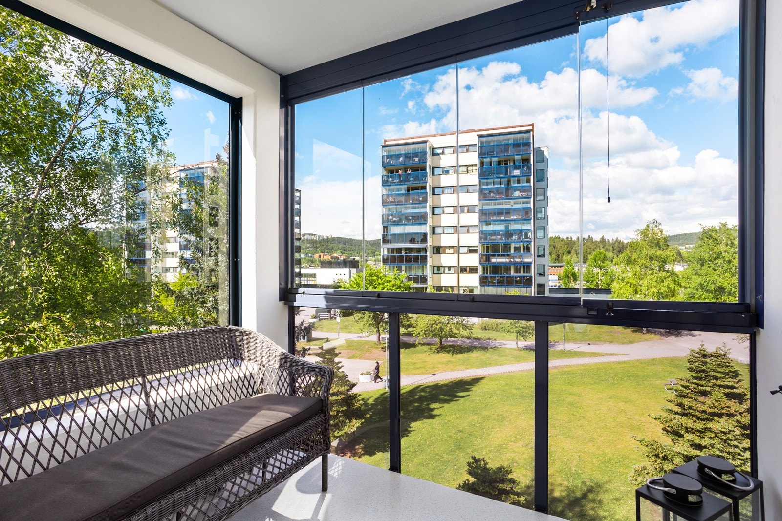 Videre er det utgang til en nordvendt innglasset balkong på 4 kvm. Her er det plass til å sette ut sittegruppe hvor morgensolen kan nytes med frokost og kaffen. Galleribilde