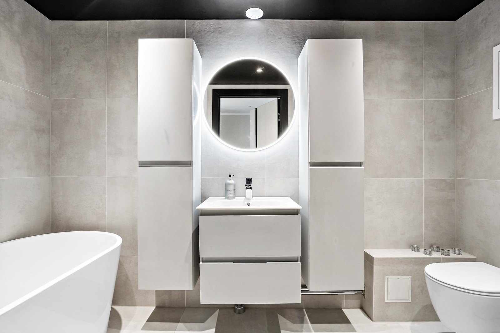 Lekkert baderom fra 2021 utført av fagfolk! Badet er helflislagt med varme i gulv og har downlights. Galleribilde