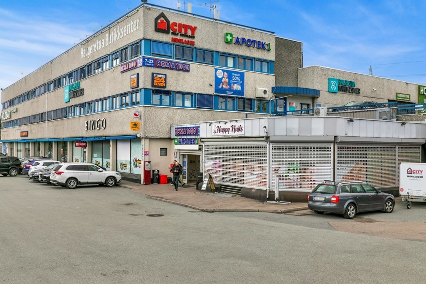 Haugenstua senter byr på blant annet Rema 1000 (post i butikk), Fitness 24Seven, apotek, Holdbart, Haugenstua helsestasjon og tannklinikk. Senteret ligger ca. 5 minutter gange fra boligen. Galleribilde