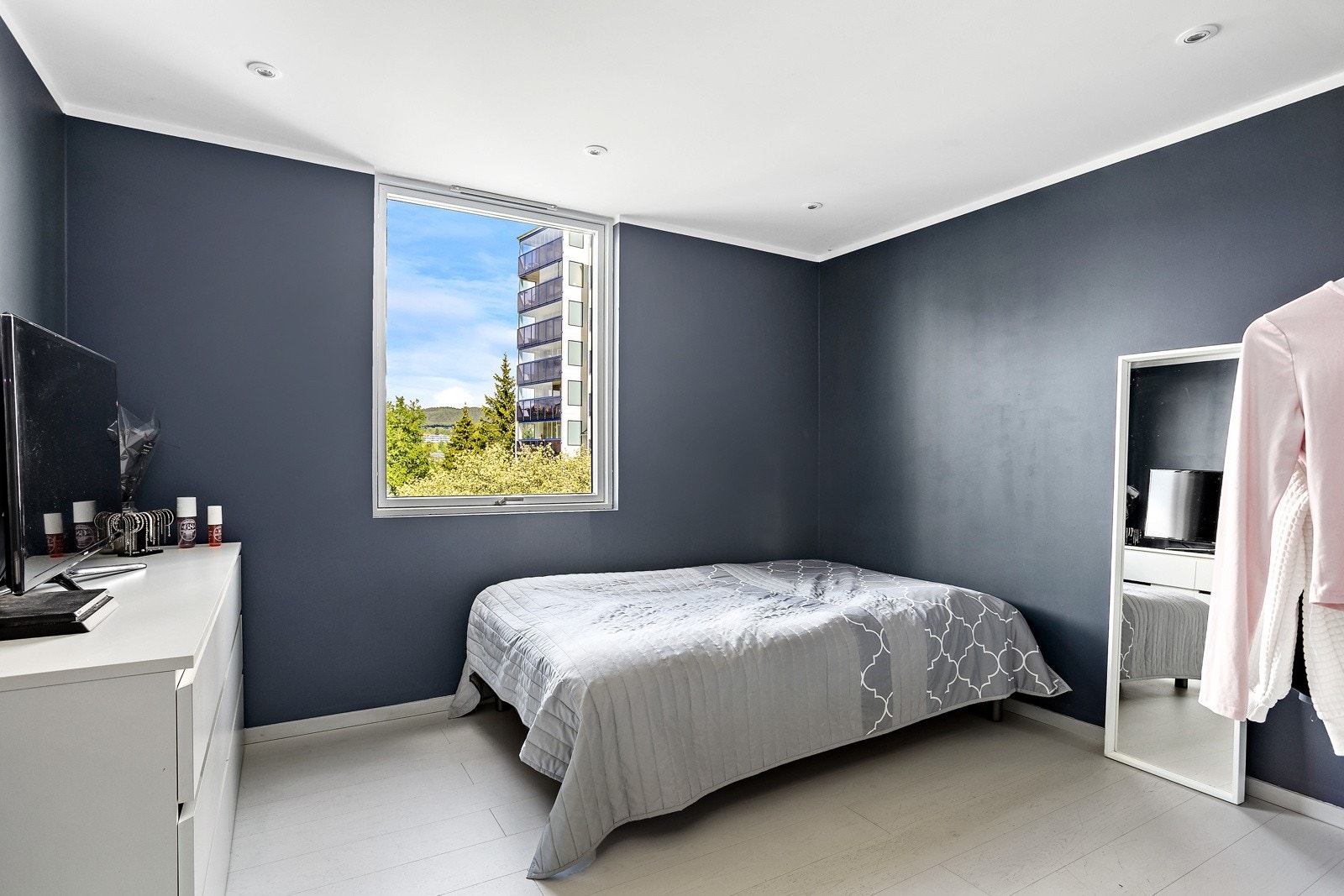 Det siste soverommet er utført i samme stil som de øvrige rommene. Med tre soverom har man gode muligheter for barnerom/gjestrom/hobbyrom/hjemmekontor - alt etter eget behov. Galleribilde