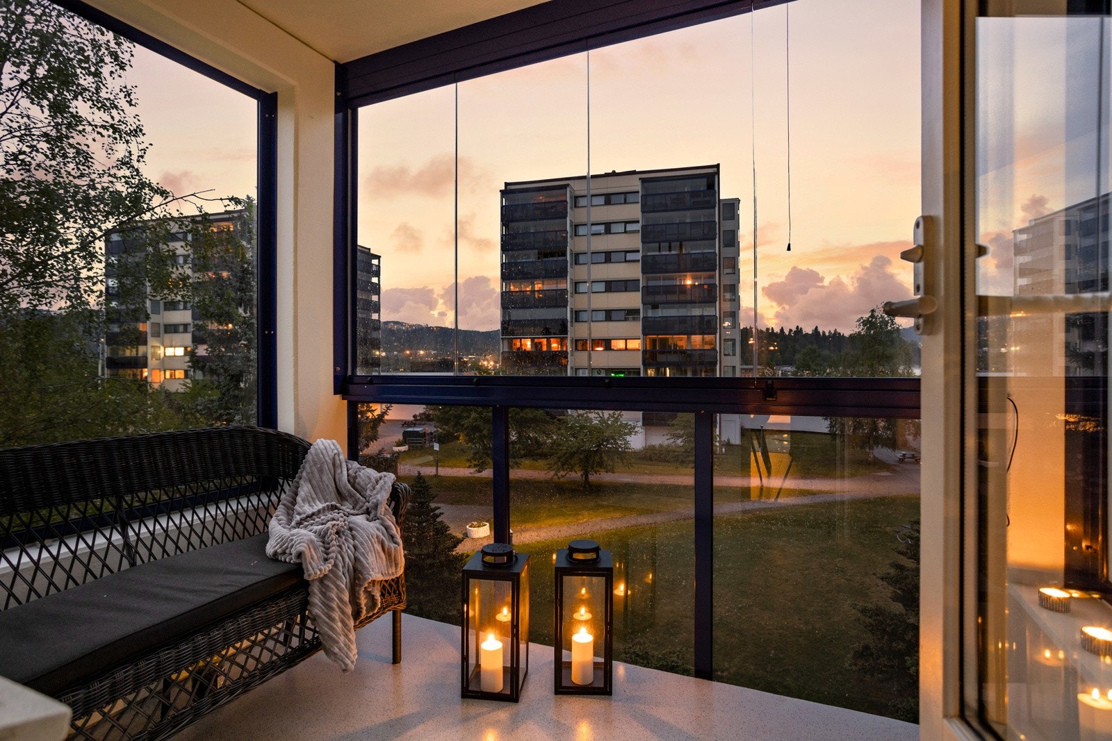 Denne freshe 4-roms leiligheten vil du ikke gå glipp av! Boligen ble totalt renovert i 2021 og er i dag en moderne og stilsikker familiebolig. Galleribilde