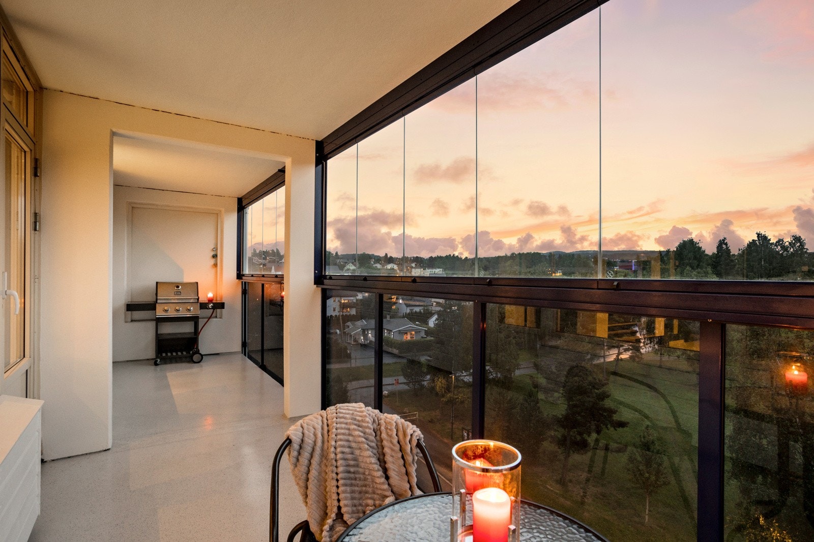 Balkongen er langstrakt og her har du god plass til en sittegruppe, lounge, elektrisk grill og dekorativ beplantning. Galleribilde