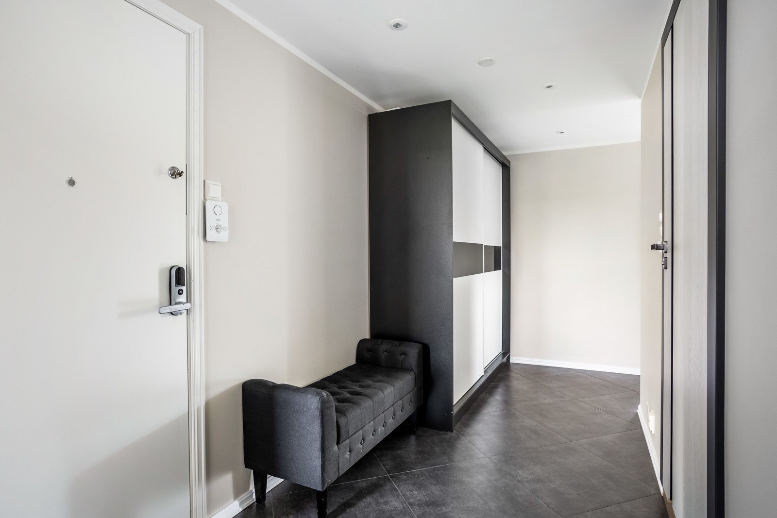 Velkommen inn til ditt nye hjem. Det er dørcallinganlegg, samt montert en smartlås som man benytter enten ved bruk av kode eller brikke for å åpne døren inn til hjemmet. Det romslige garderobeskapet medfølger handelen. Galleribilde