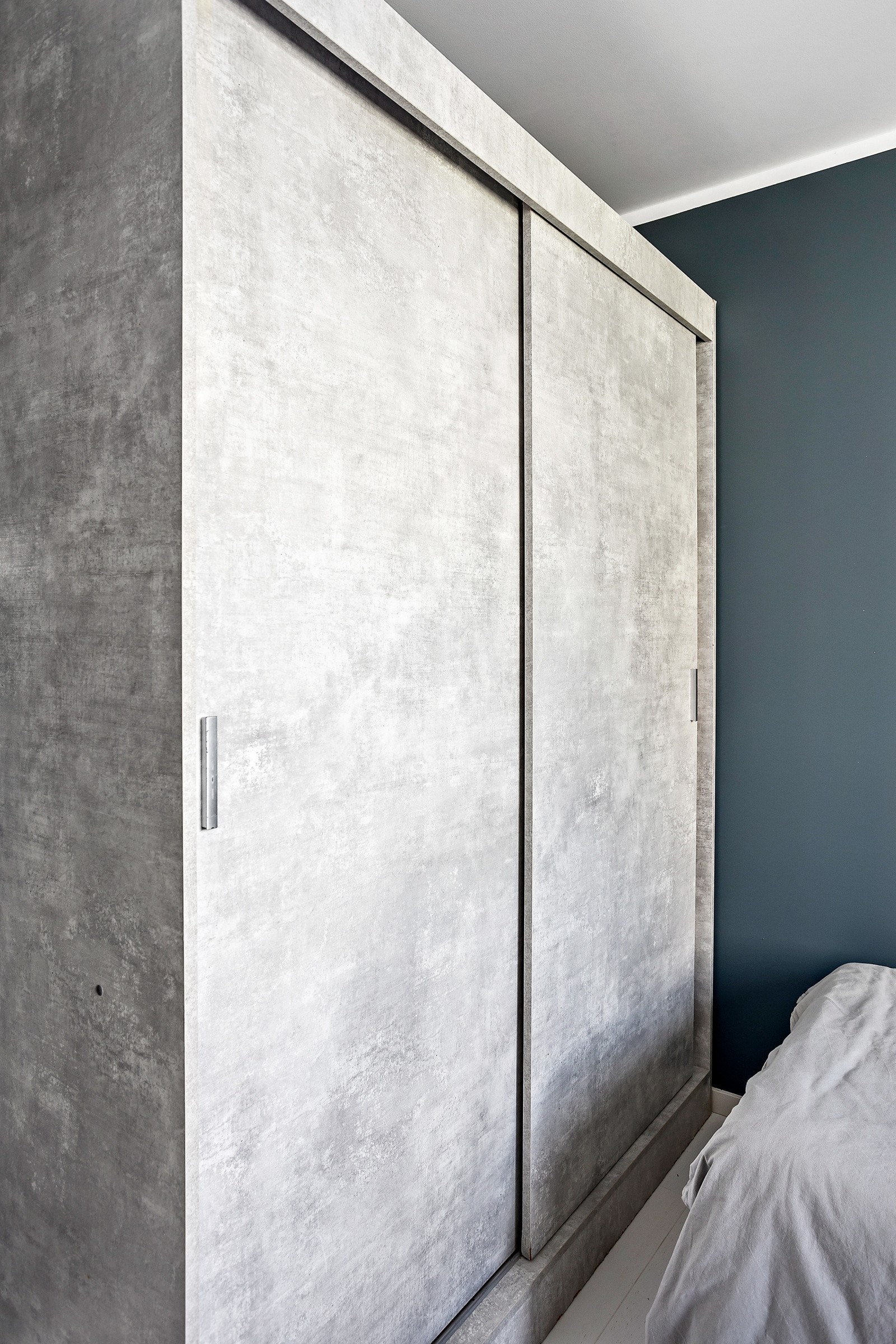 Videre er det en romslig skyvedørsgarderobe som er perfekt for oppbevaring av klær. Galleribilde