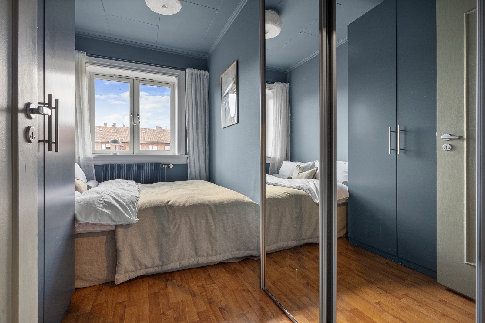 Romslig garderobe med gode oppbevaringsmuligheter. Galleribilde