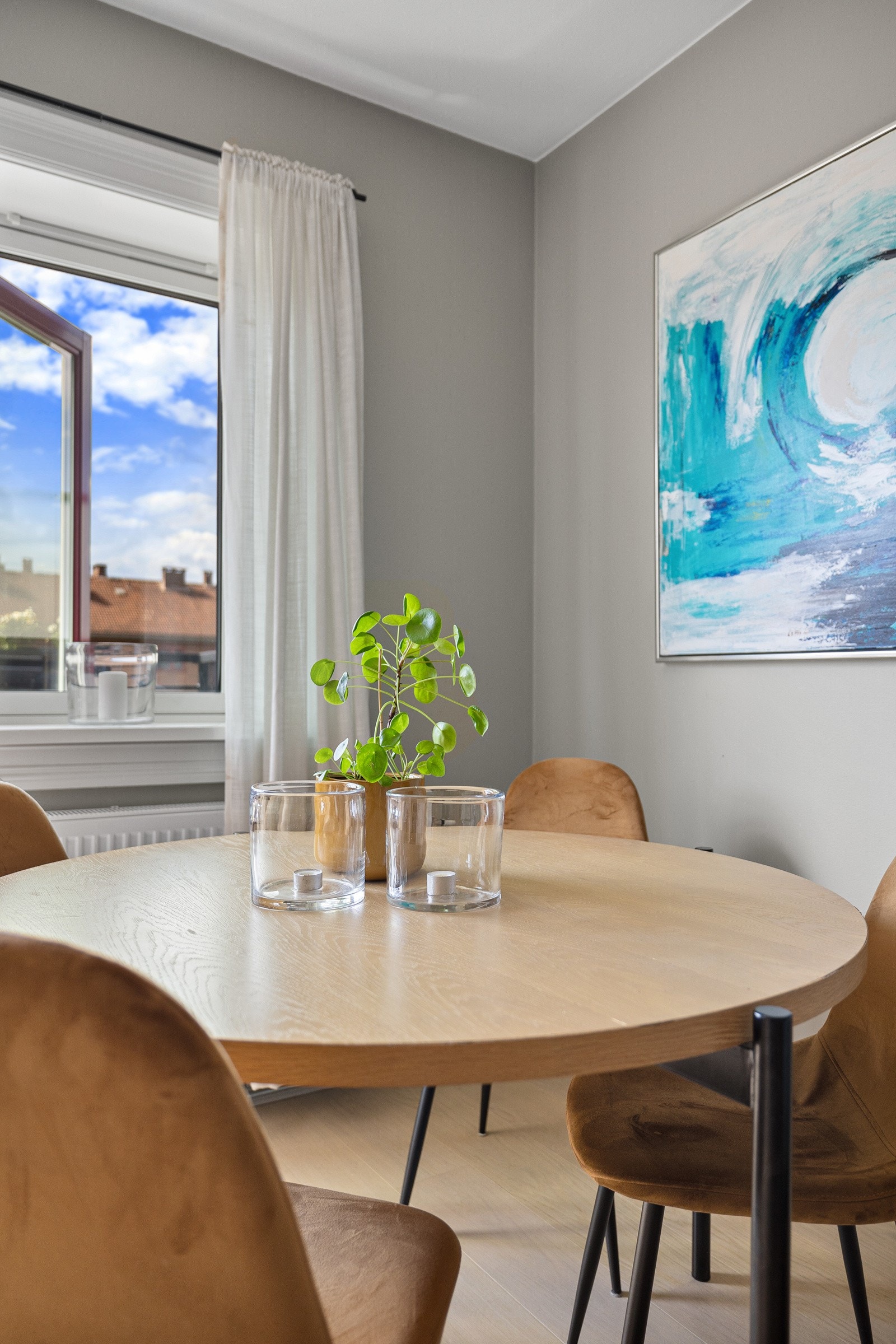 Helsparklede, slette overflater i delikate fargetoner. Galleribilde