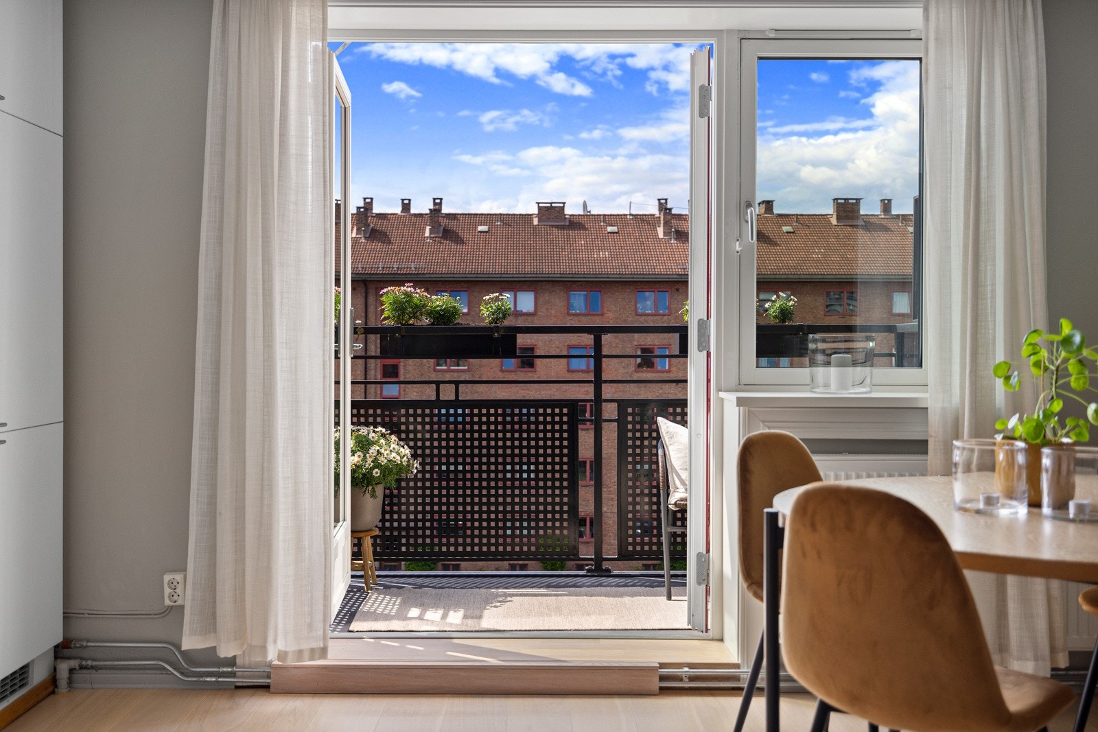 Meget god internbeliggenhet, høyt, fritt og i sin helhet mot vest i byggets øverste etasje med flotte sol- og lysforhold. Galleribilde