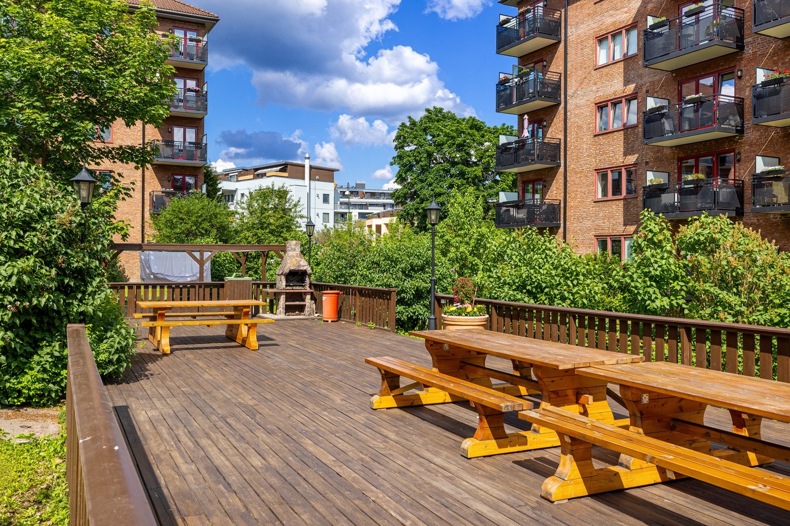 Fellesarealene er meget pent opparbeidet med terrasse, sittegrupper, fantastiske plenområder og frodig beplantning. Galleribilde