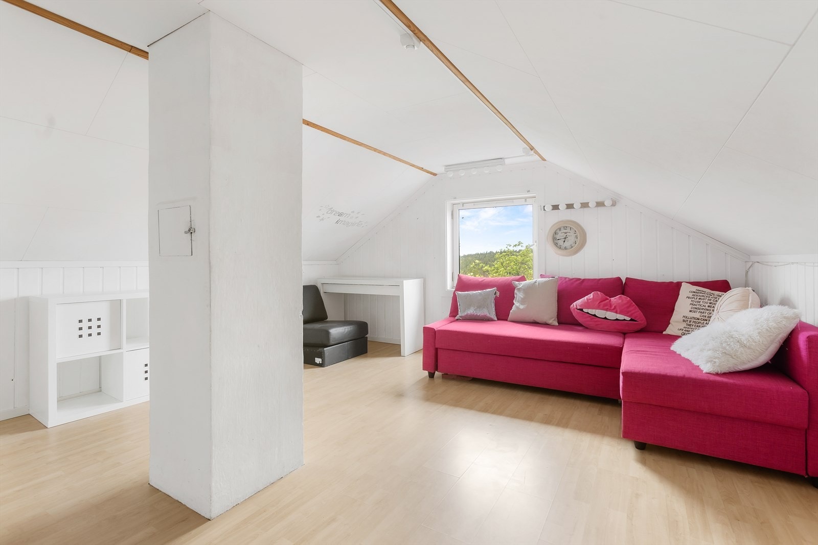 Loftstuen er lys og romslig. Her er det mange innredningsmuligheter. Galleribilde