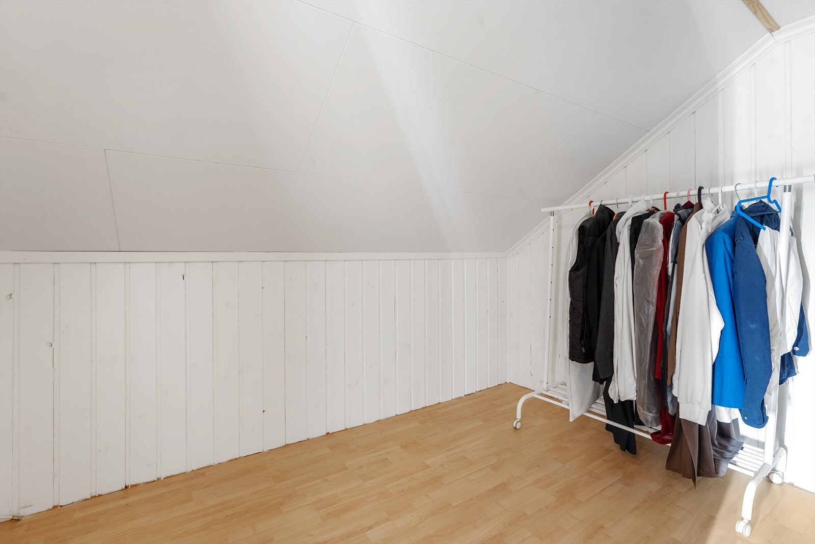 Romslig bod tilhørende loftstuen. Galleribilde