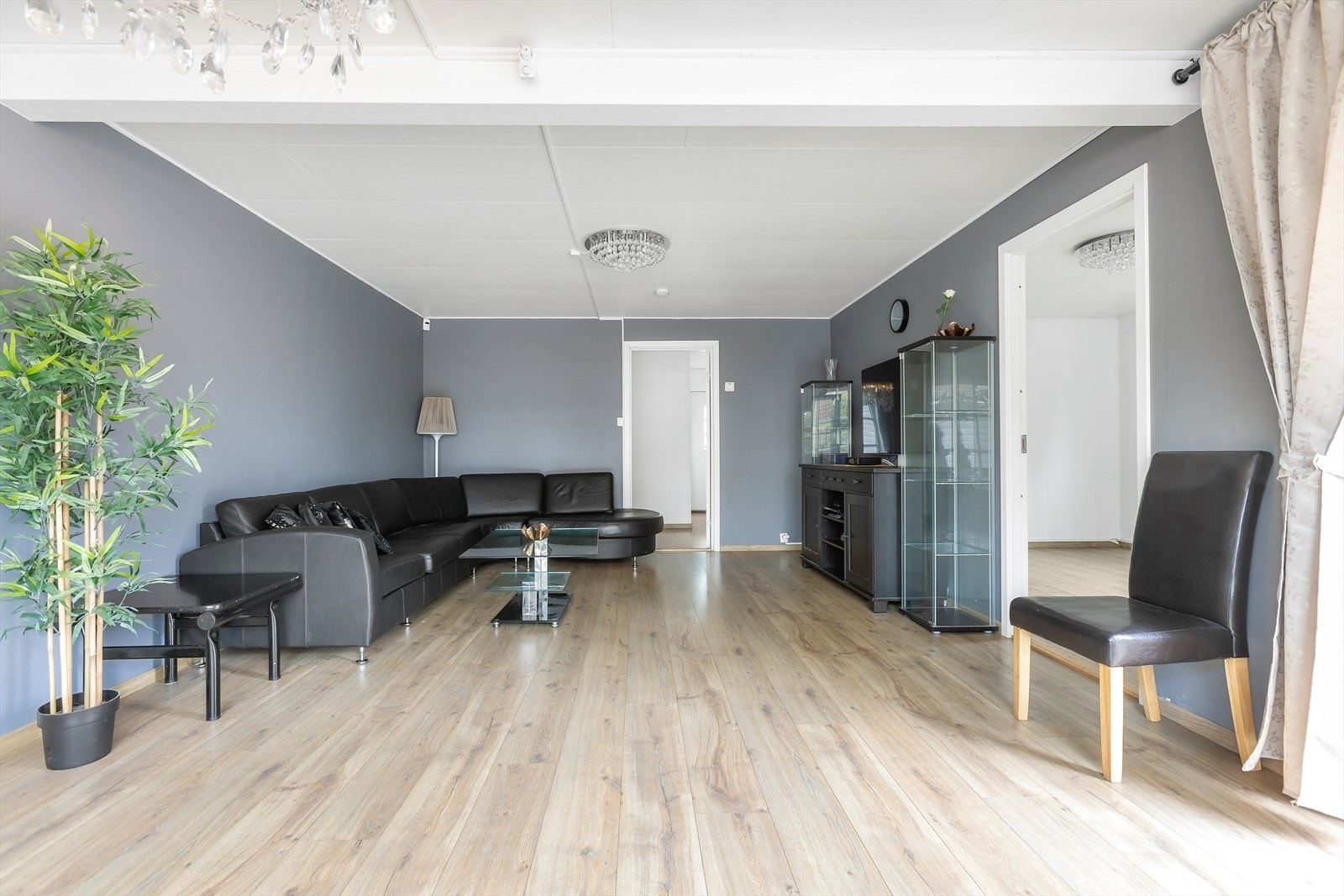 Stuen er romslig med plass til en stor sittegruppe og tilhørende TV-møblement. Galleribilde