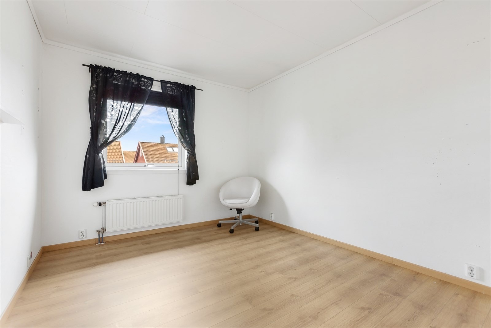 Soverom 3 står tomt i dag, men kan brukes som barnerom, kontor eller gjesterom. Her er mulighetene mange. Galleribilde