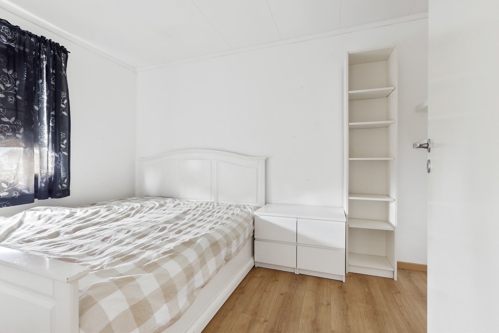 På soverom 2 er det også god plass til dobbeltseng, nattbord og garderobeløsning. Galleribilde