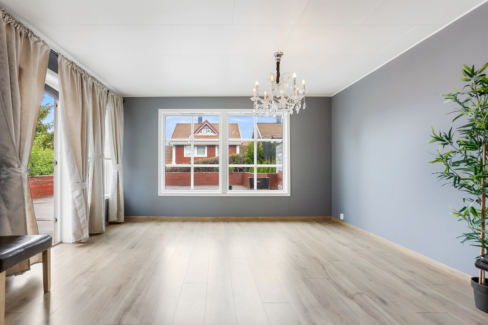 De store vindusflatene slipper inn godt med naturlig lys i rommet. Her finner du også utgangen til den herlige terrassen. Galleribilde