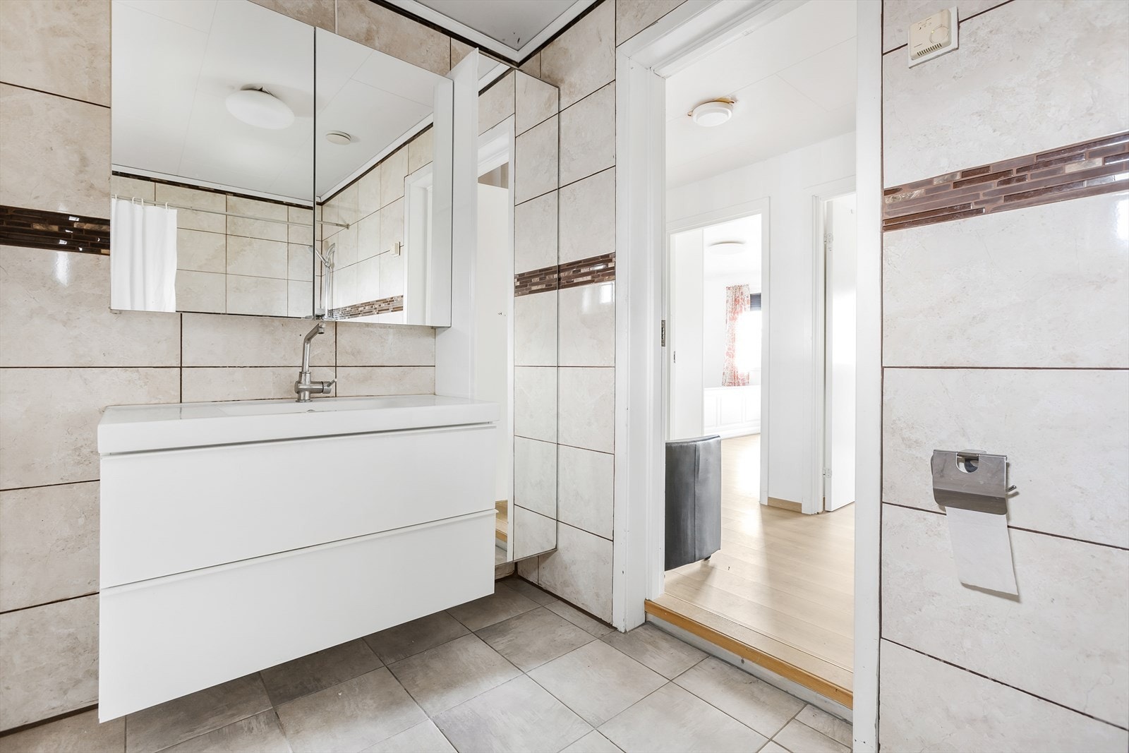 Badet i 2. etasje er i dag innredet med servant med skuffer, badekar og toalett. Galleribilde