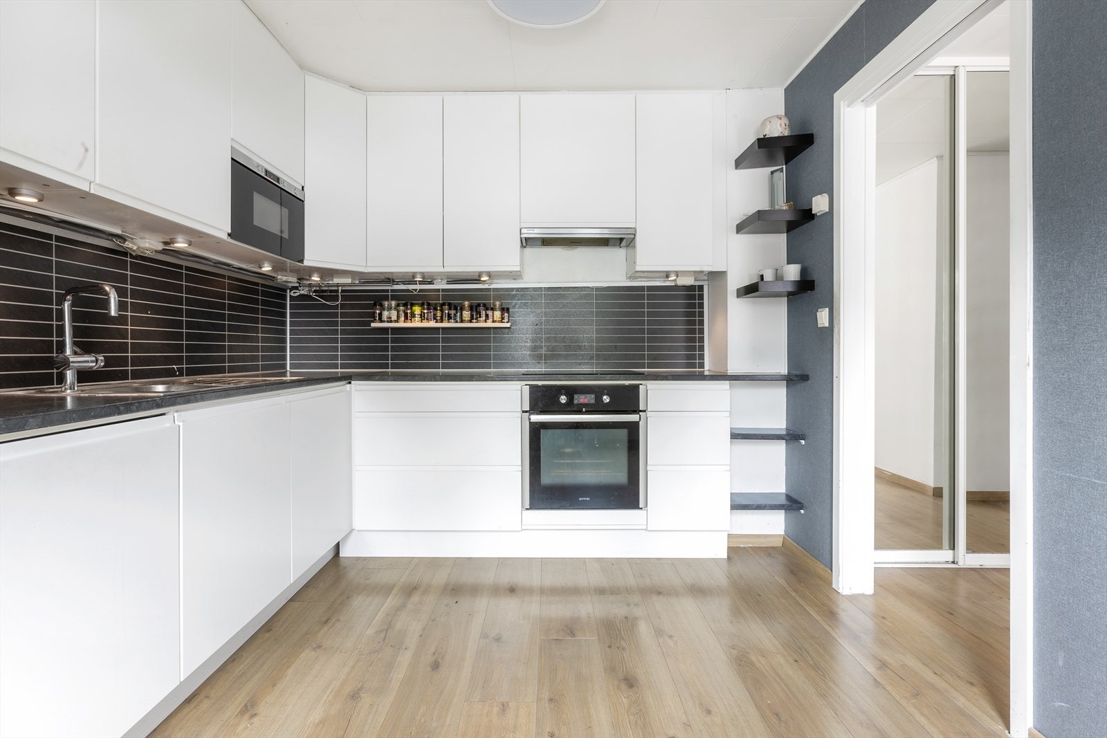 Kjøkkenet er lyst og tidløst. Her er det rikelig med skap- og benkeplass samt delvis integrerte hvitevarer. Galleribilde