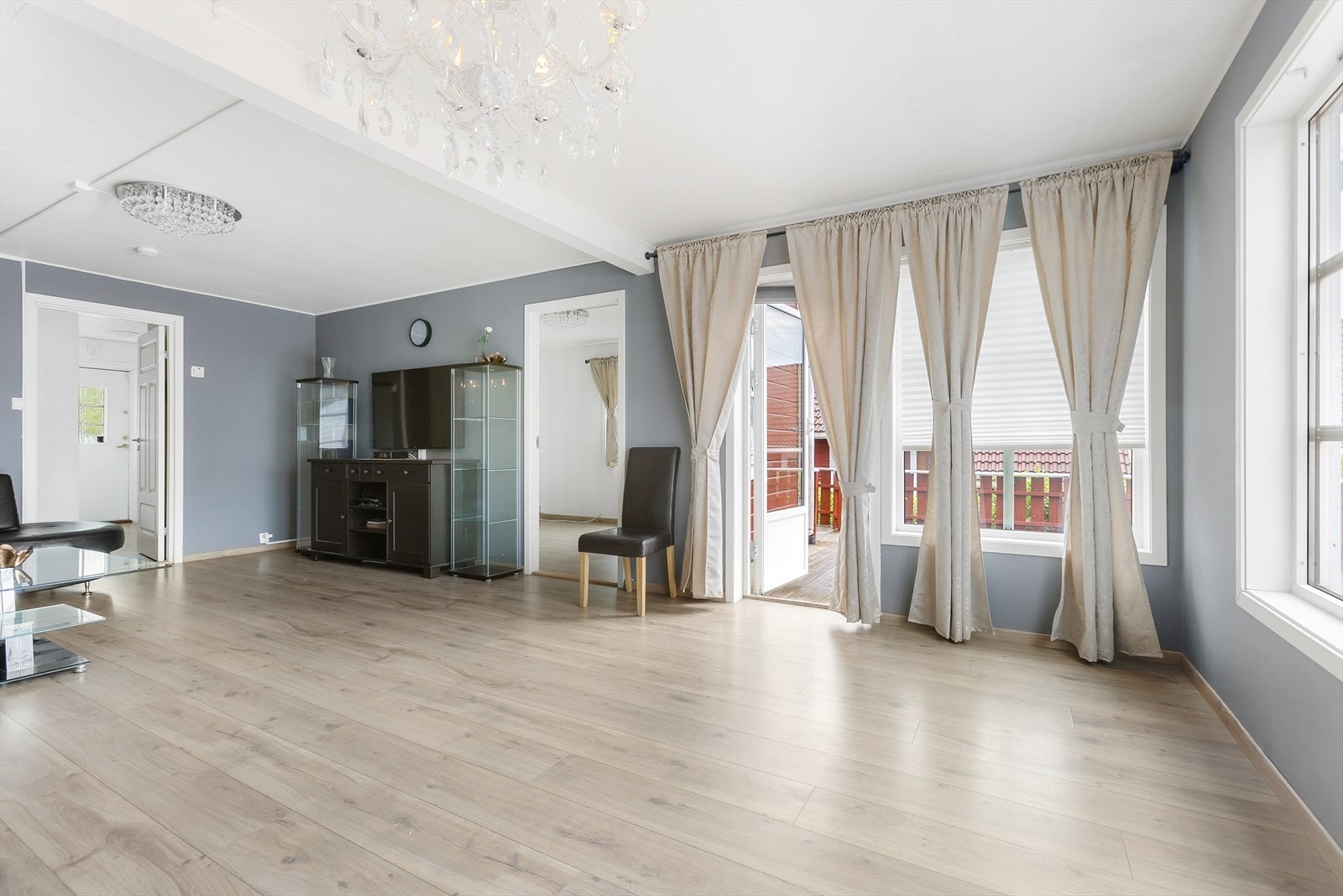 Fra stuen er det inngang til et av soverommene. Galleribilde