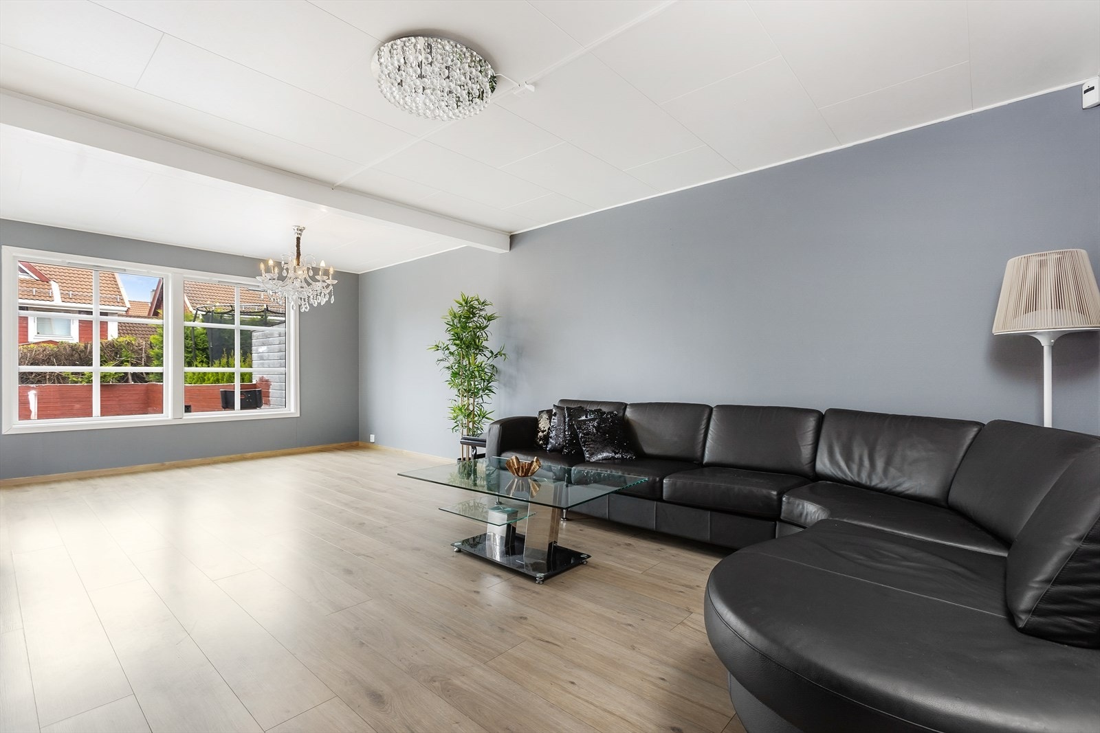 Stuen har en naturlig sone for spisegruppe langs vindusrekken. Galleribilde