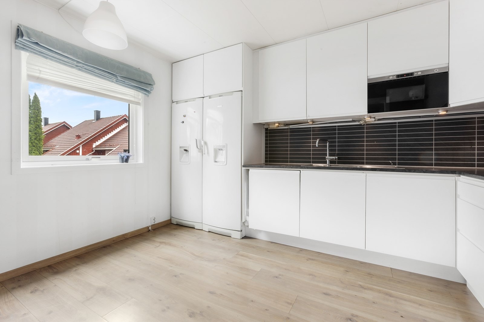 Kjøkkenet er romslig med plass til et hyggelig frokostbord. Galleribilde