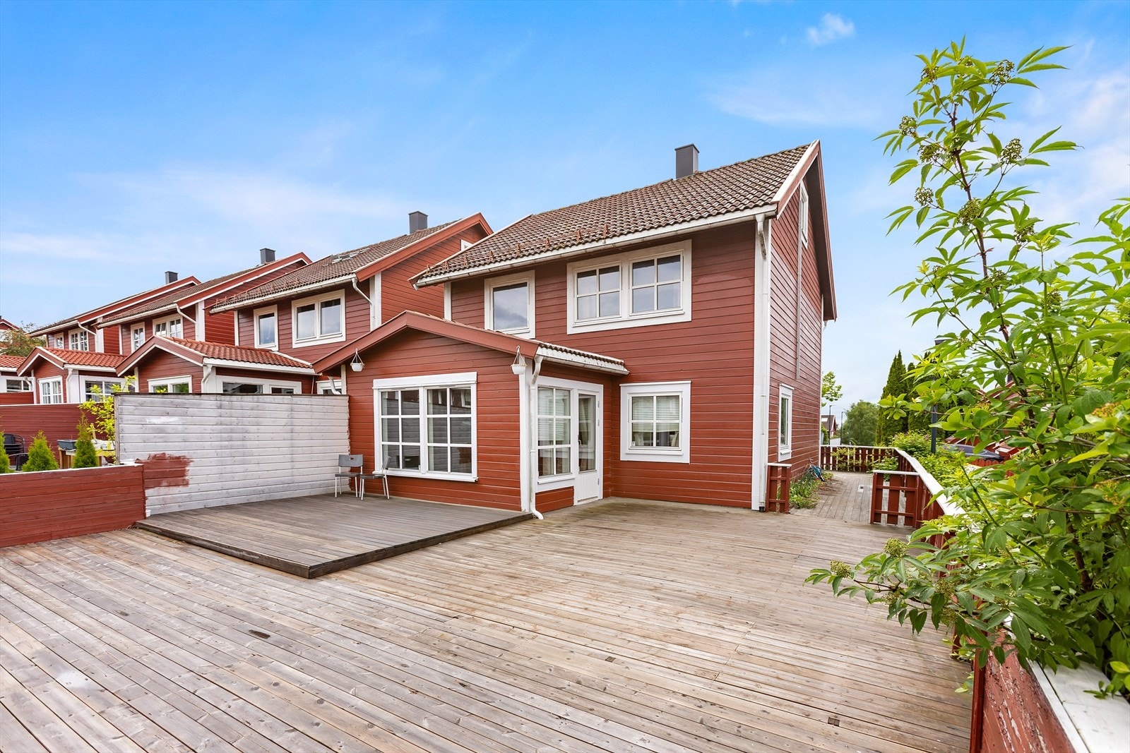 Mats B. Moe v/EiendomsMegler 1 har fått gleden av å presentere denne hyggelige og familievennlige eneboligen på Langteigåsen 56! Galleribilde