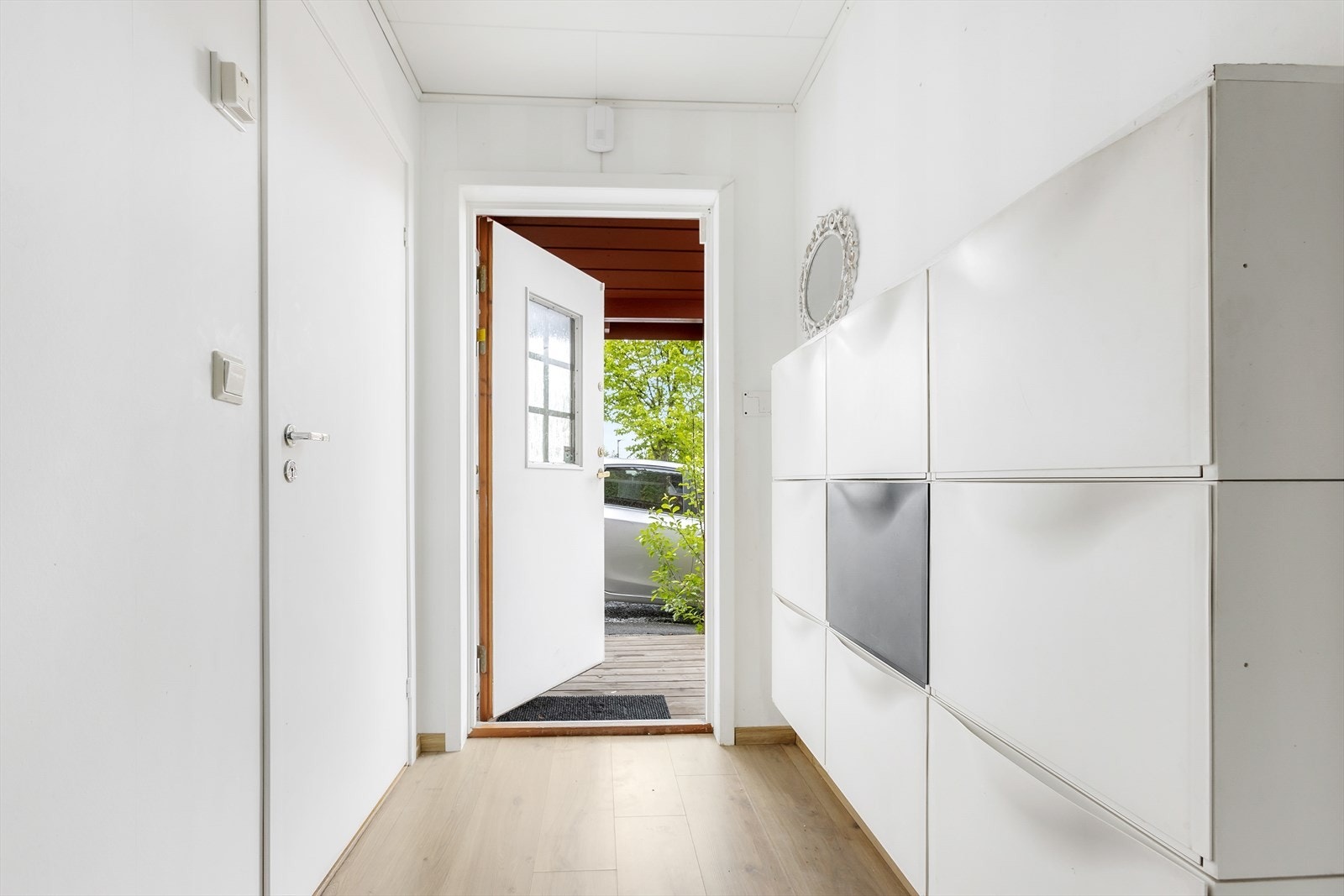 Lys og innbydende entré med god plass til ytterklær og sko i skoskap og skyvedørsgarderobe. Galleribilde