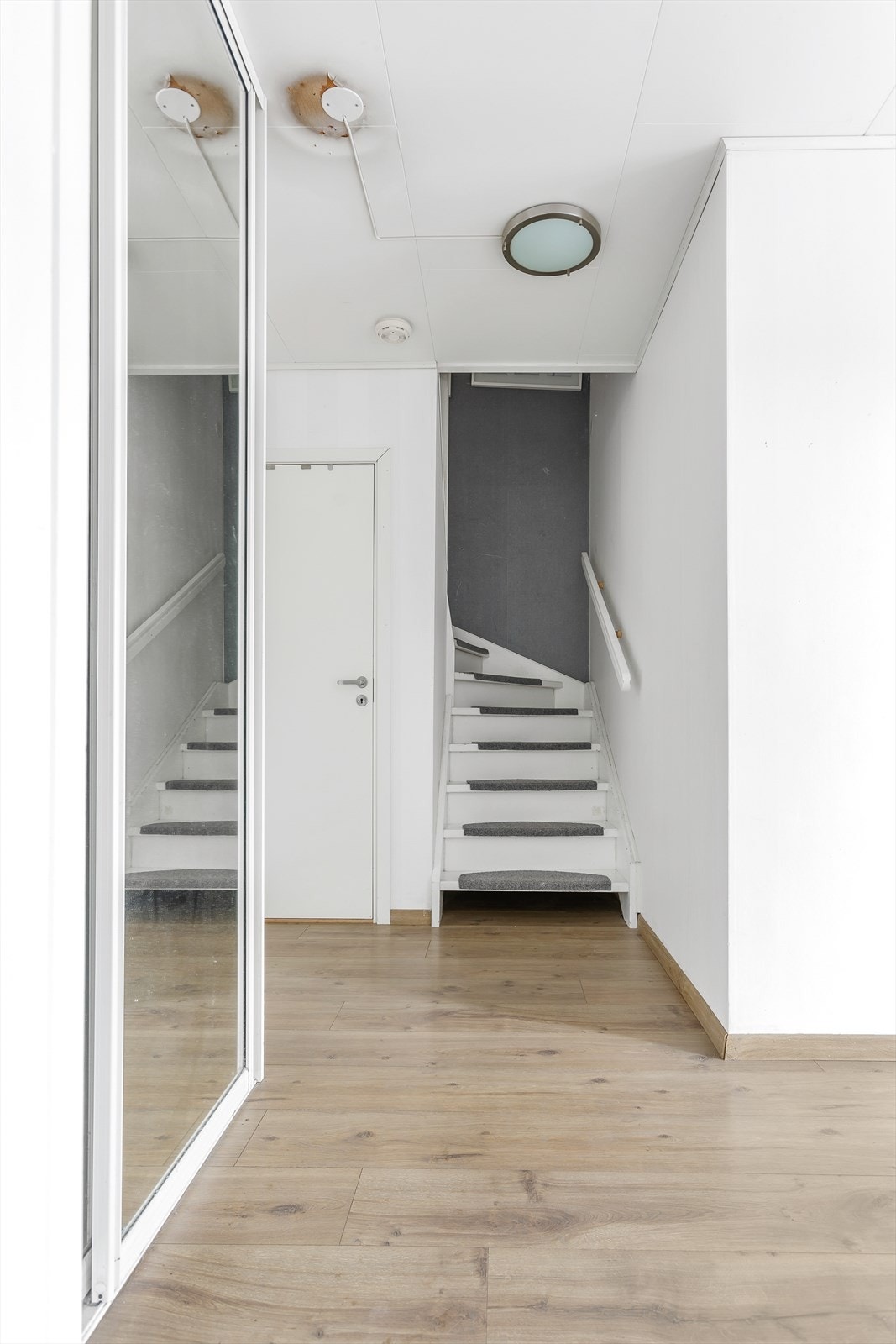 Ved entréen er trappen opp til 2. etasje. Galleribilde