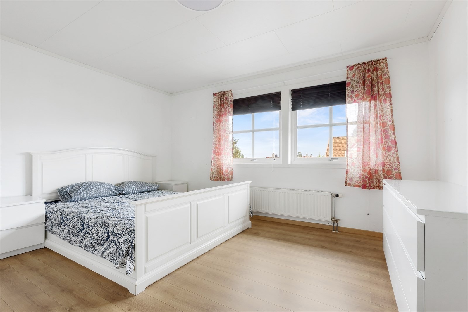 Hovedsoverommet er av god størrelse med plass til dobbeltseng, tilhørende nattbord, og kommode/garderobeskap for klesoppbevaring. Galleribilde